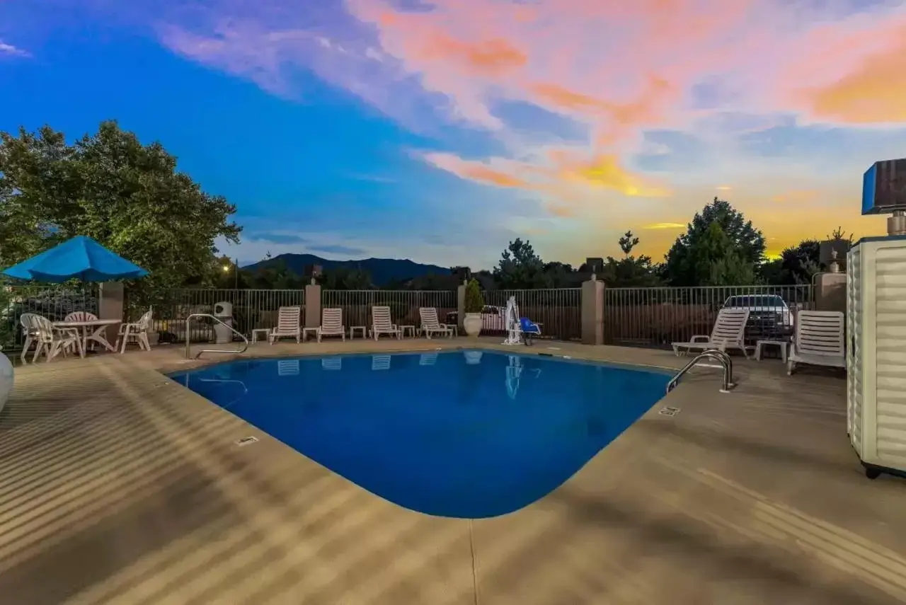 Swimming Pool in Quality Inn Johnson City