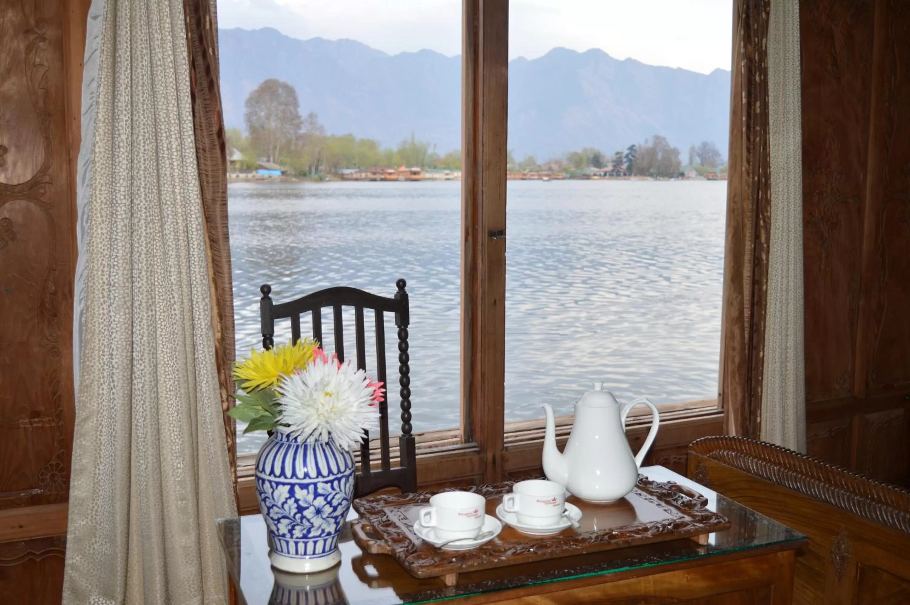 Lake view in Wangnoo Heritage Houseboats