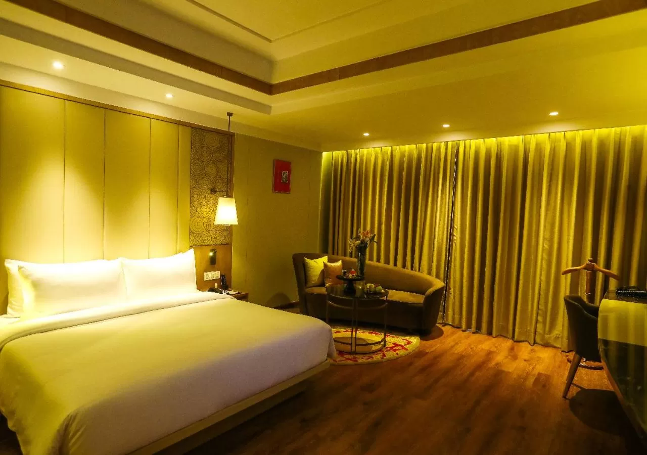 Bedroom, Bed in Radisson Bhopal