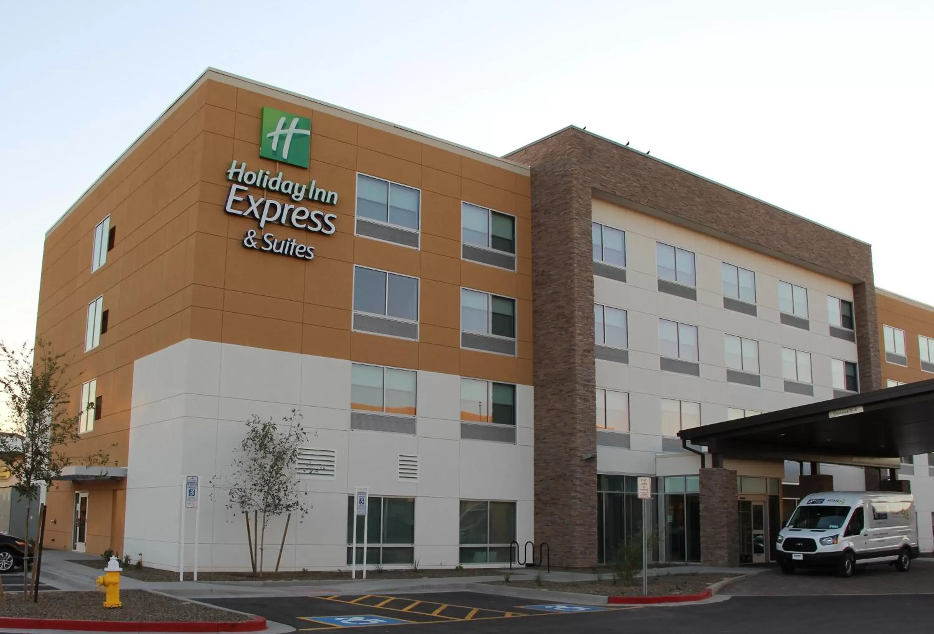 Property Building in Holiday Inn Express & Suites - Phoenix - Airport North, an IHG Hotel