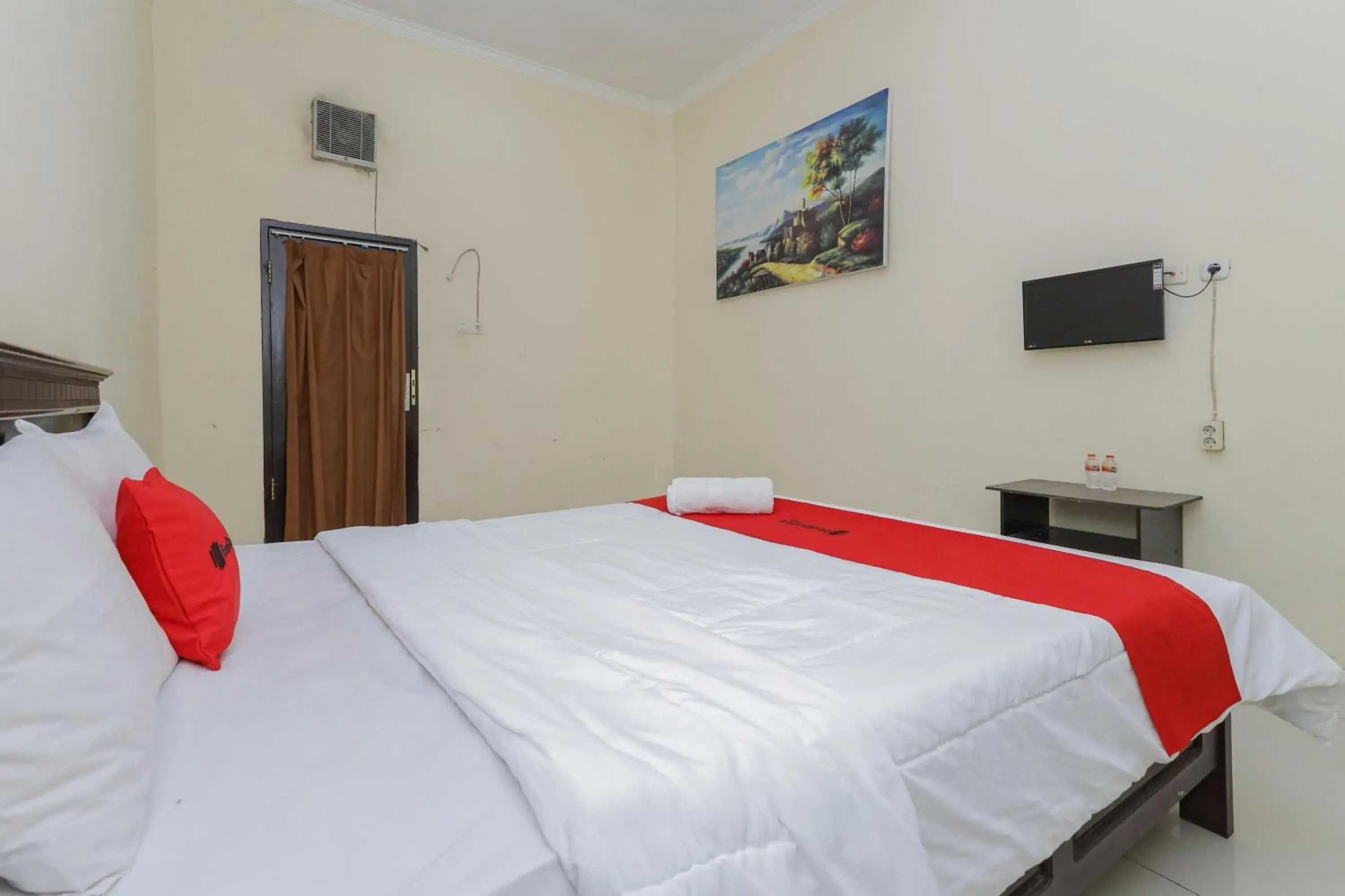 Bed in OYO 564 Bunga Matahari Guest House And Hotel