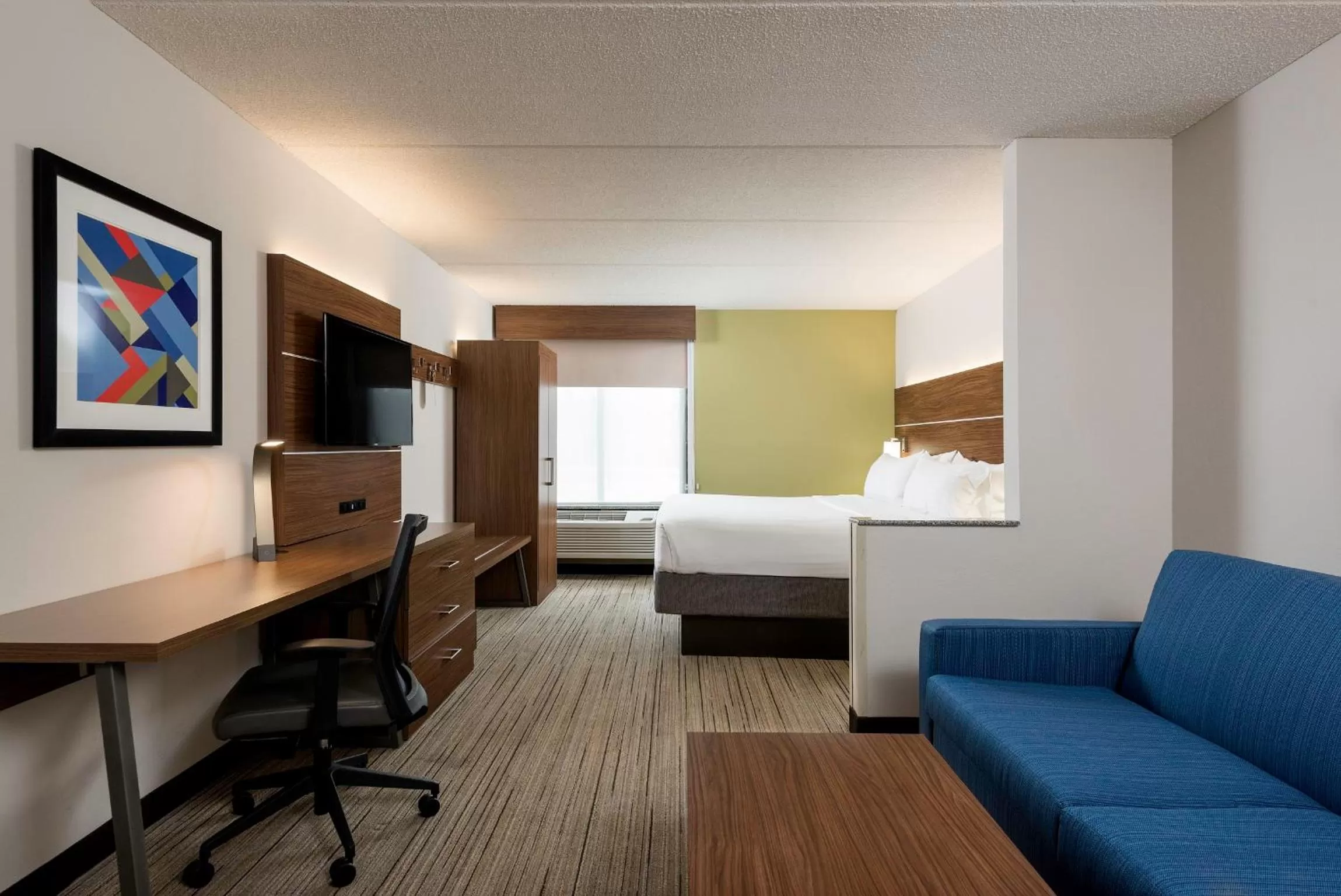 Photo of the whole room, Bed in Holiday Inn Express & Suites Charlotte Arpt-Belmont by IHG