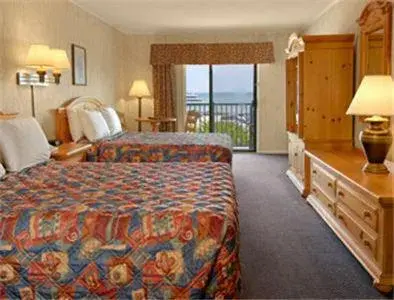 Bedroom in Days Inn by Wyndham Mackinaw City - Lakeview