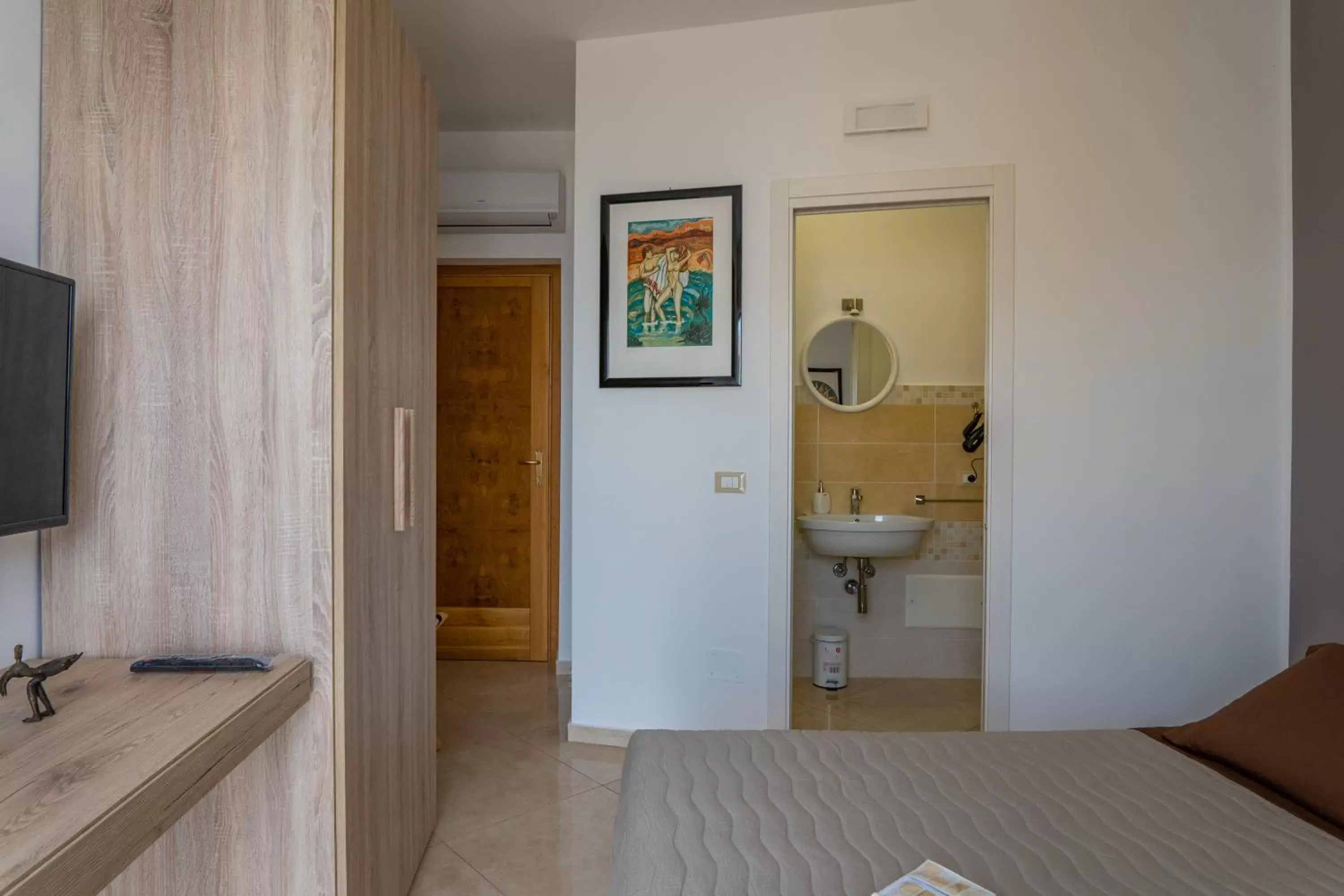 Shower, Bed in B&B Una Terrazza sul Golfo di Sferracavallo