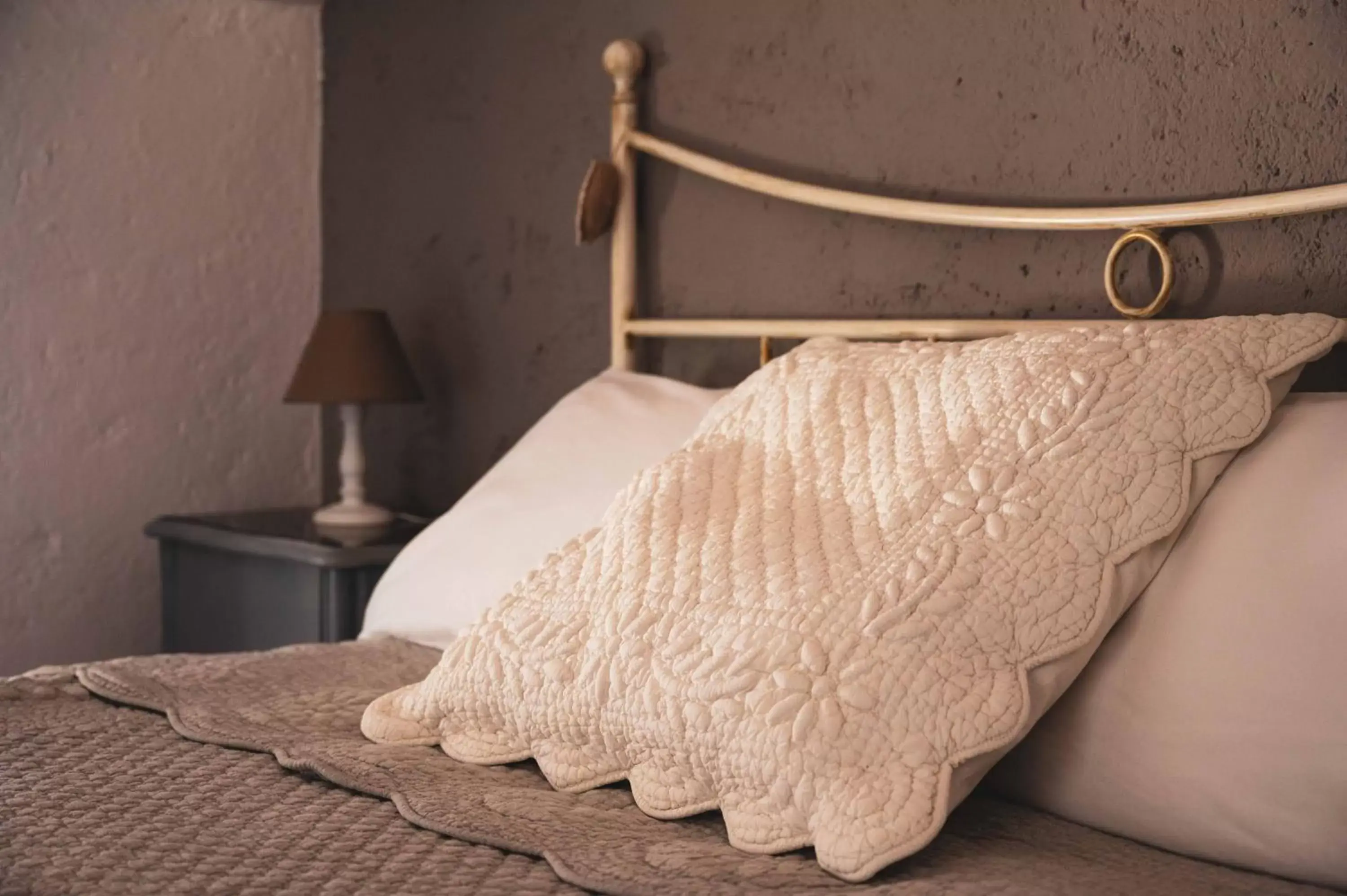 Decorative detail, Bed in B&B Corte del Mincio