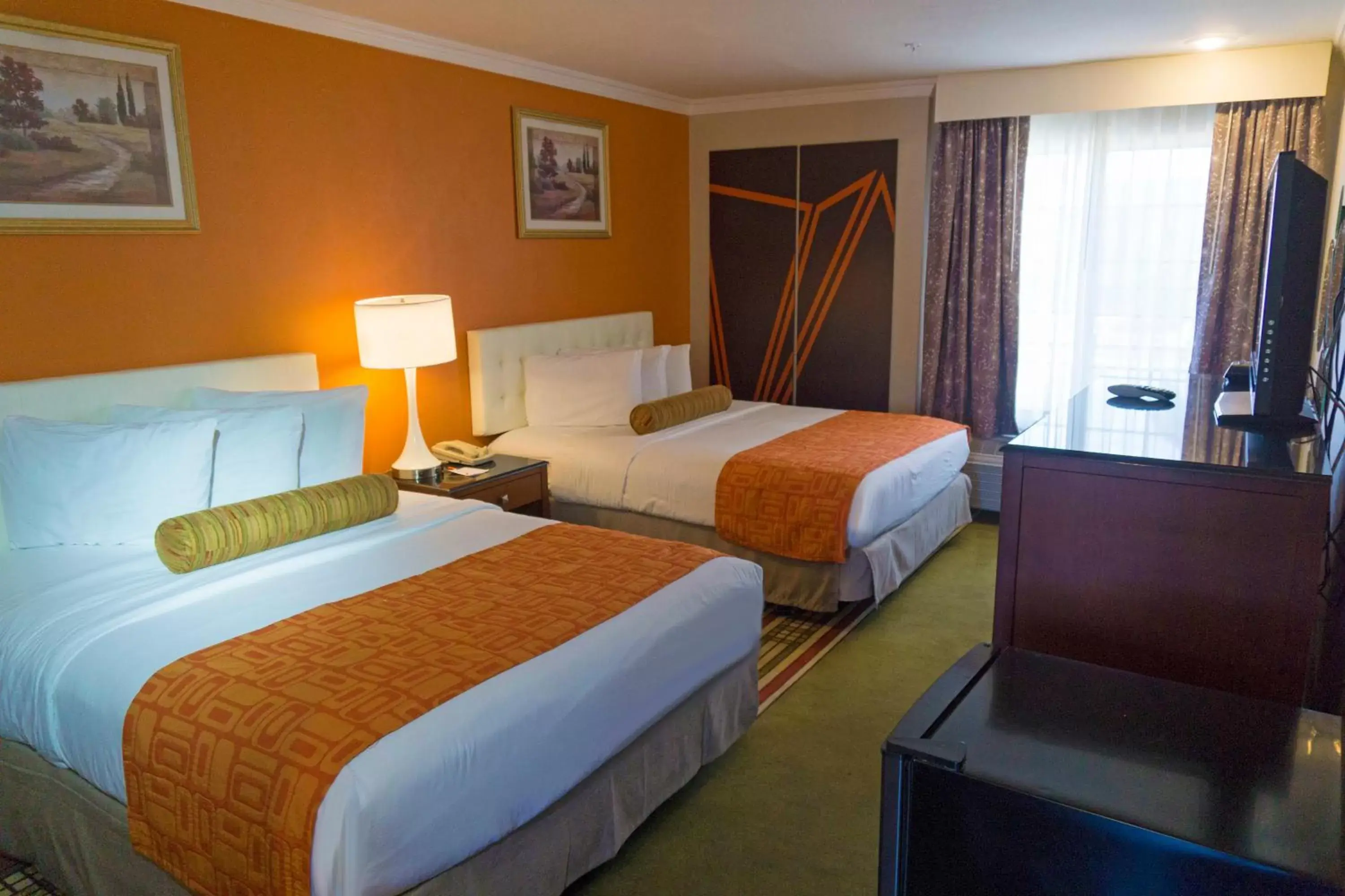 Photo of the whole room, Bed in Howard Johnson by Wyndham Pasadena