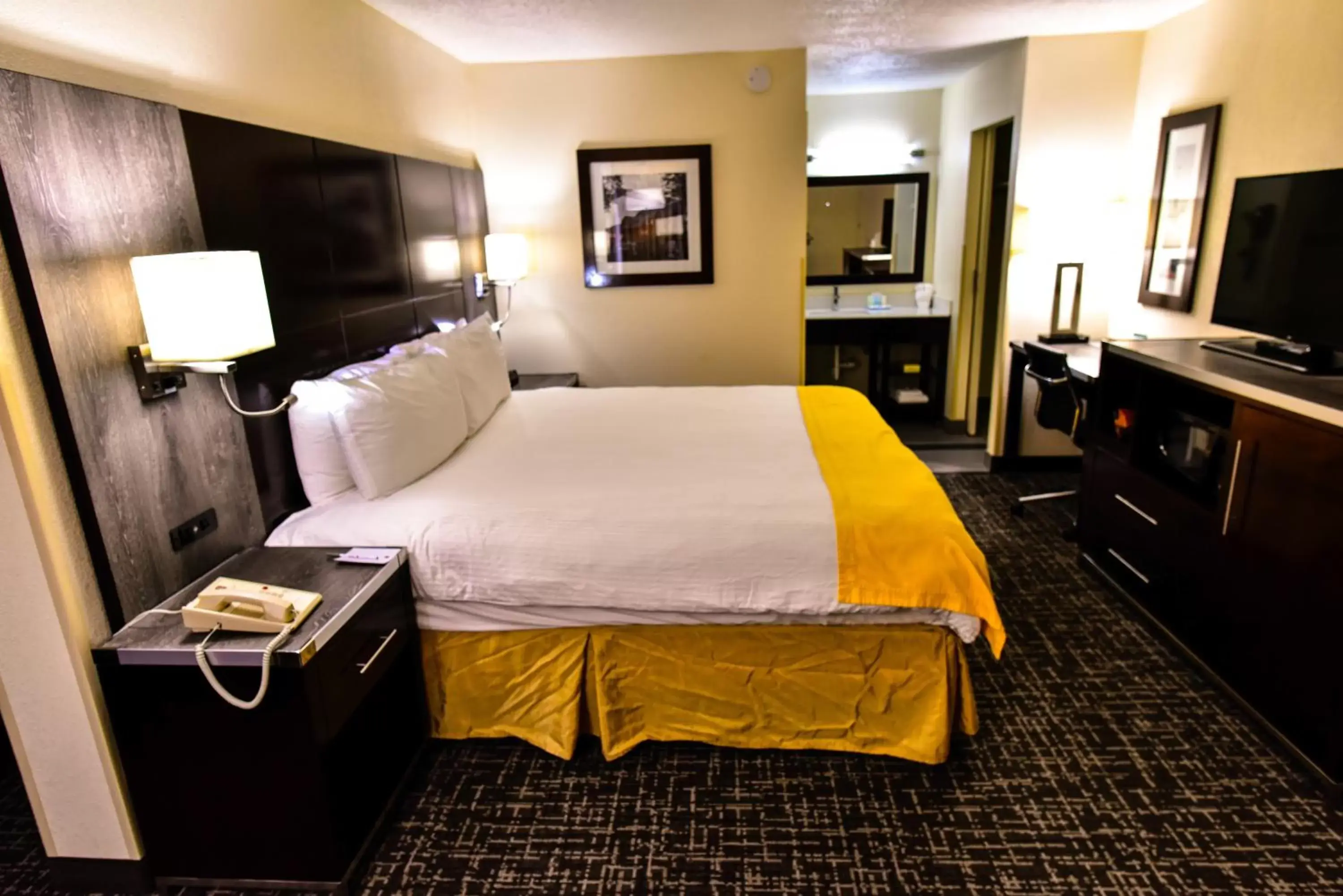Bed in New Hope Inn & Suites