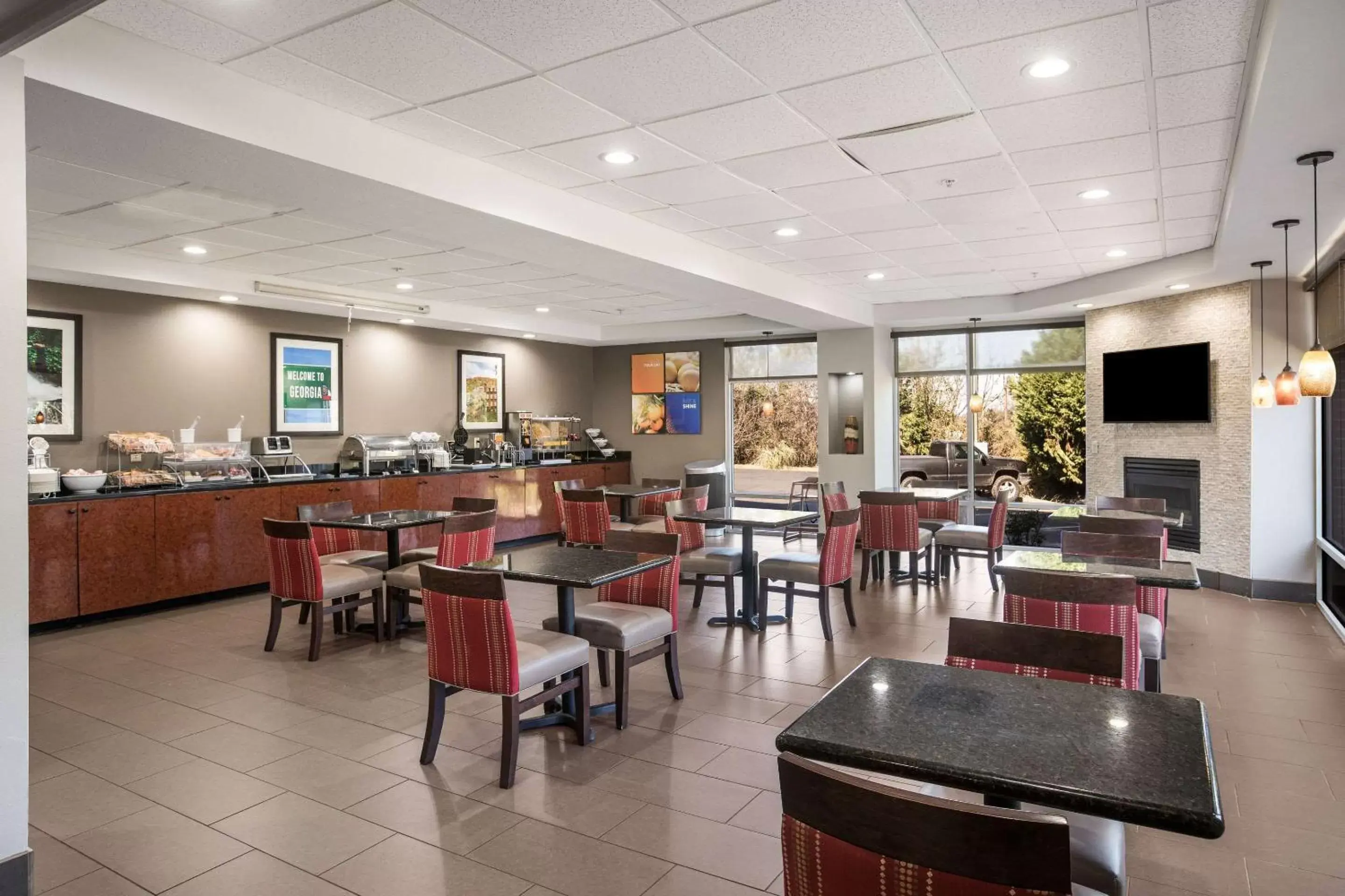 Restaurant/Places to Eat in Comfort Suites Forsyth near I-75