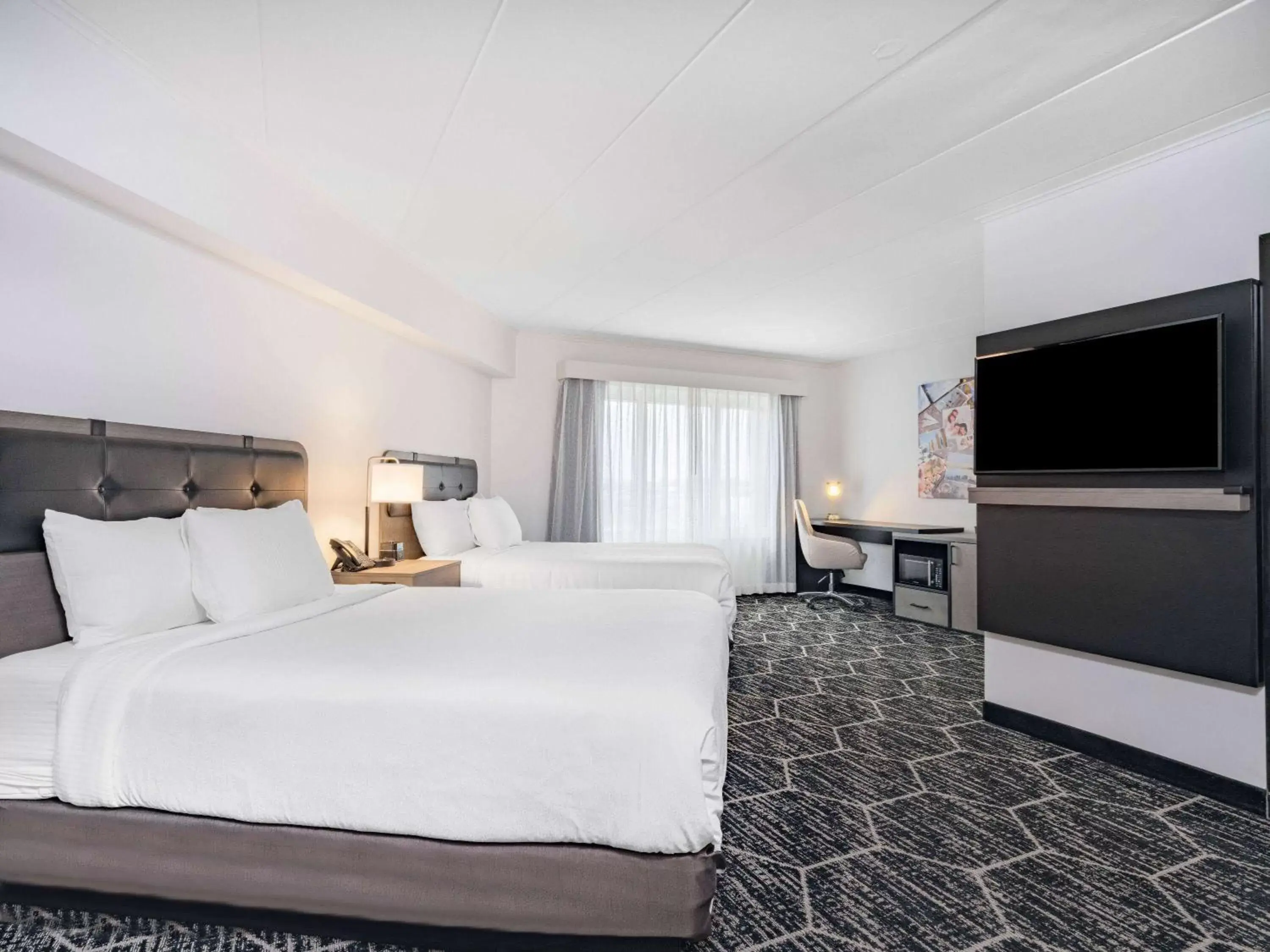 Photo of the whole room, Bed in La Quinta by Wyndham Chicago O'Hare Airport