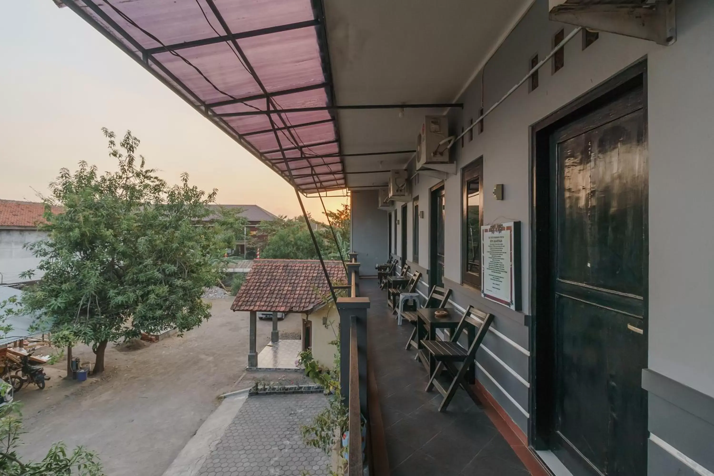 Balcony/Terrace in RedDoorz Syariah near Ciledug Station