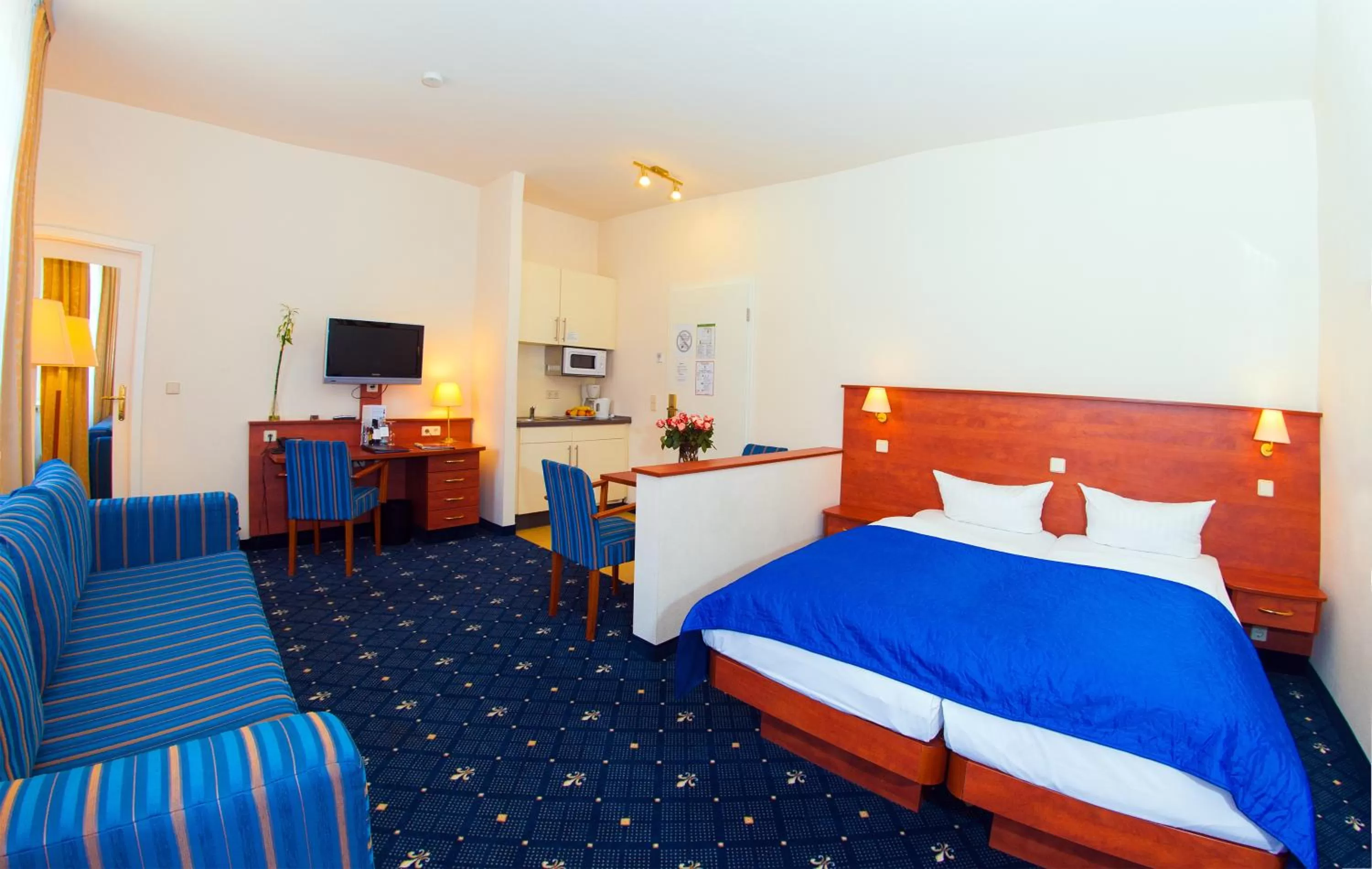 Photo of the whole room, Bed in Hotel & Apartments Zarenhof Berlin Prenzlauer Berg