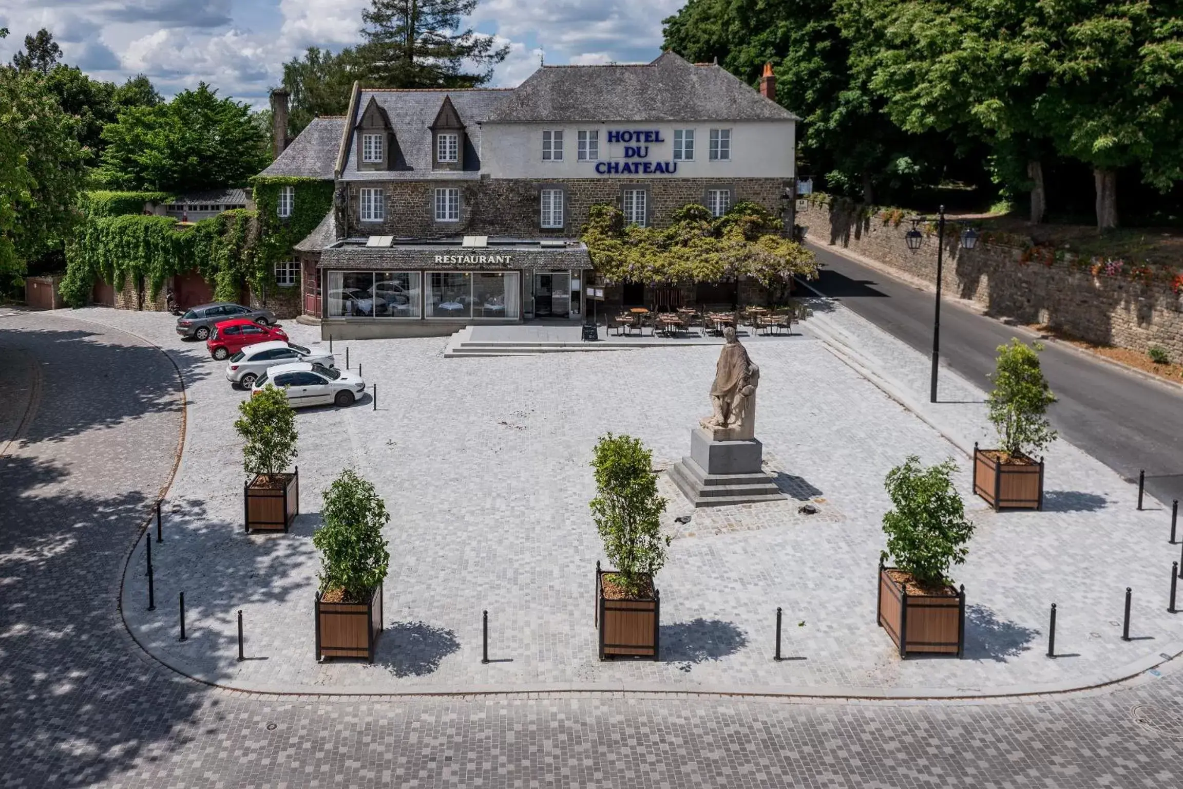 Property Building in Logis Hotel Du Chateau