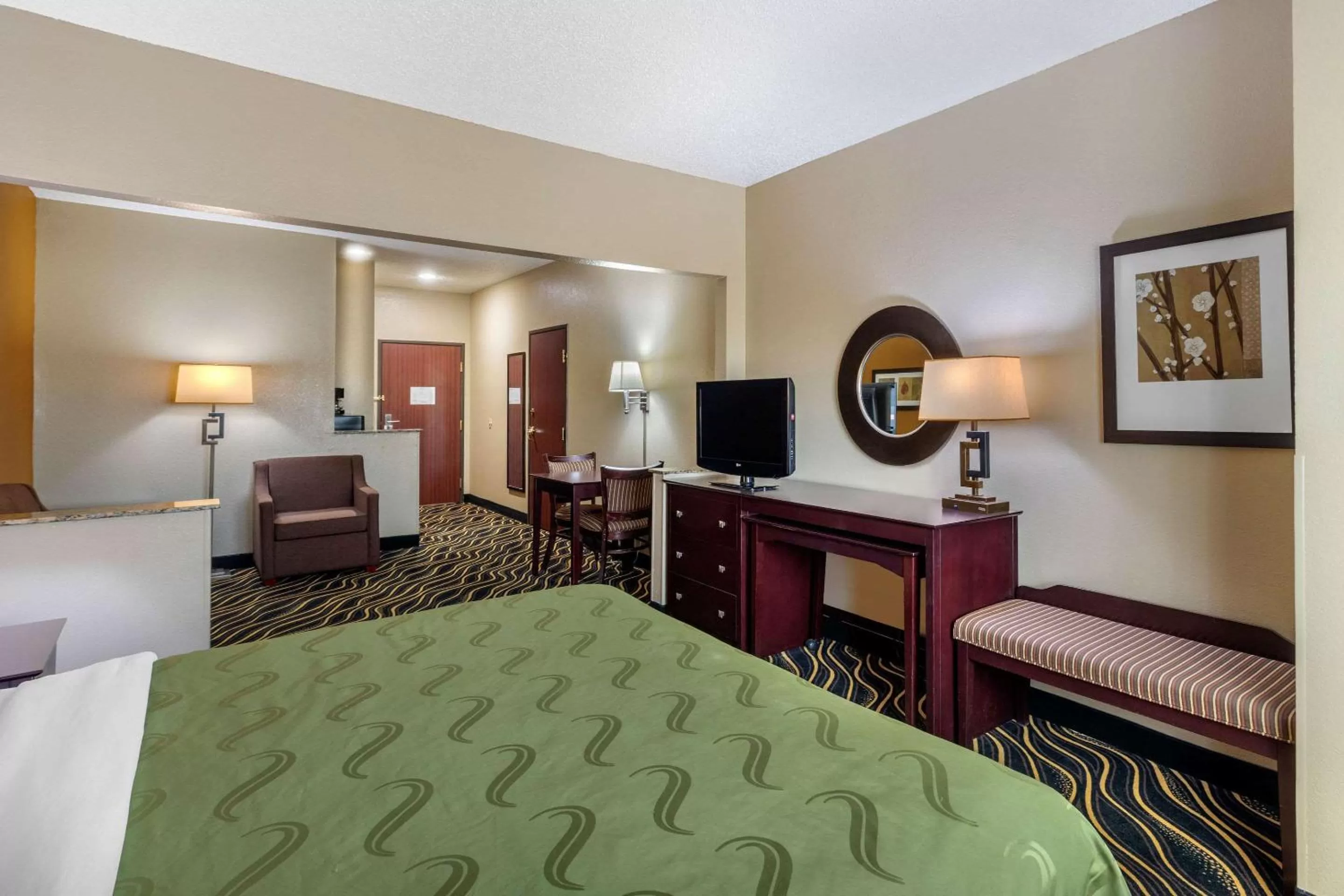 Photo of the whole room, Bed in Quality Suites Addison-Dallas