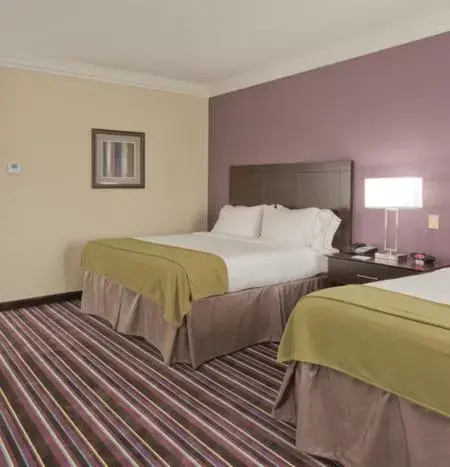 Bed in Holiday Inn Express & Suites Raceland - Highway 90, an IHG Hotel