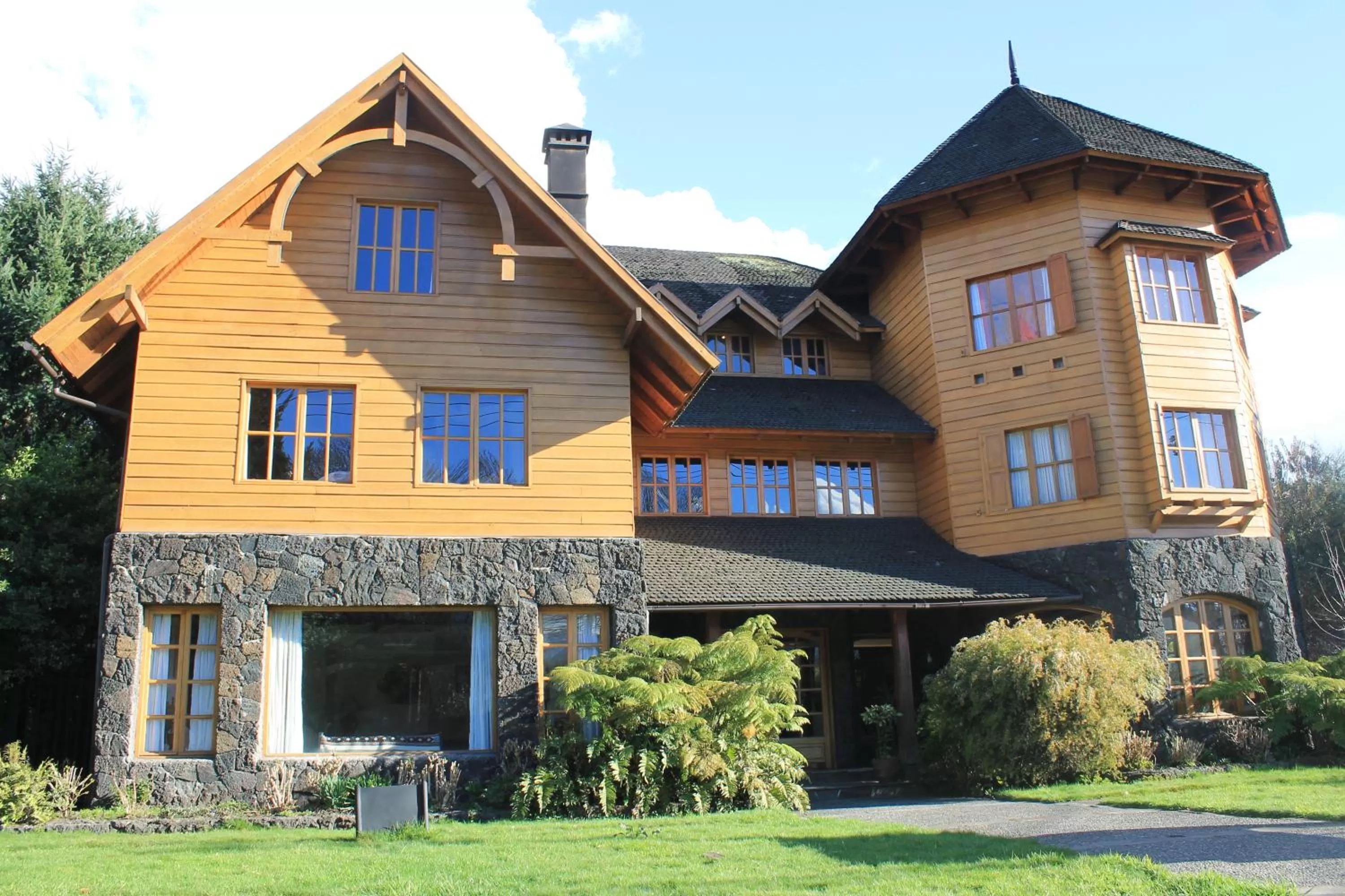 Facade/entrance in Hotel Malalhue