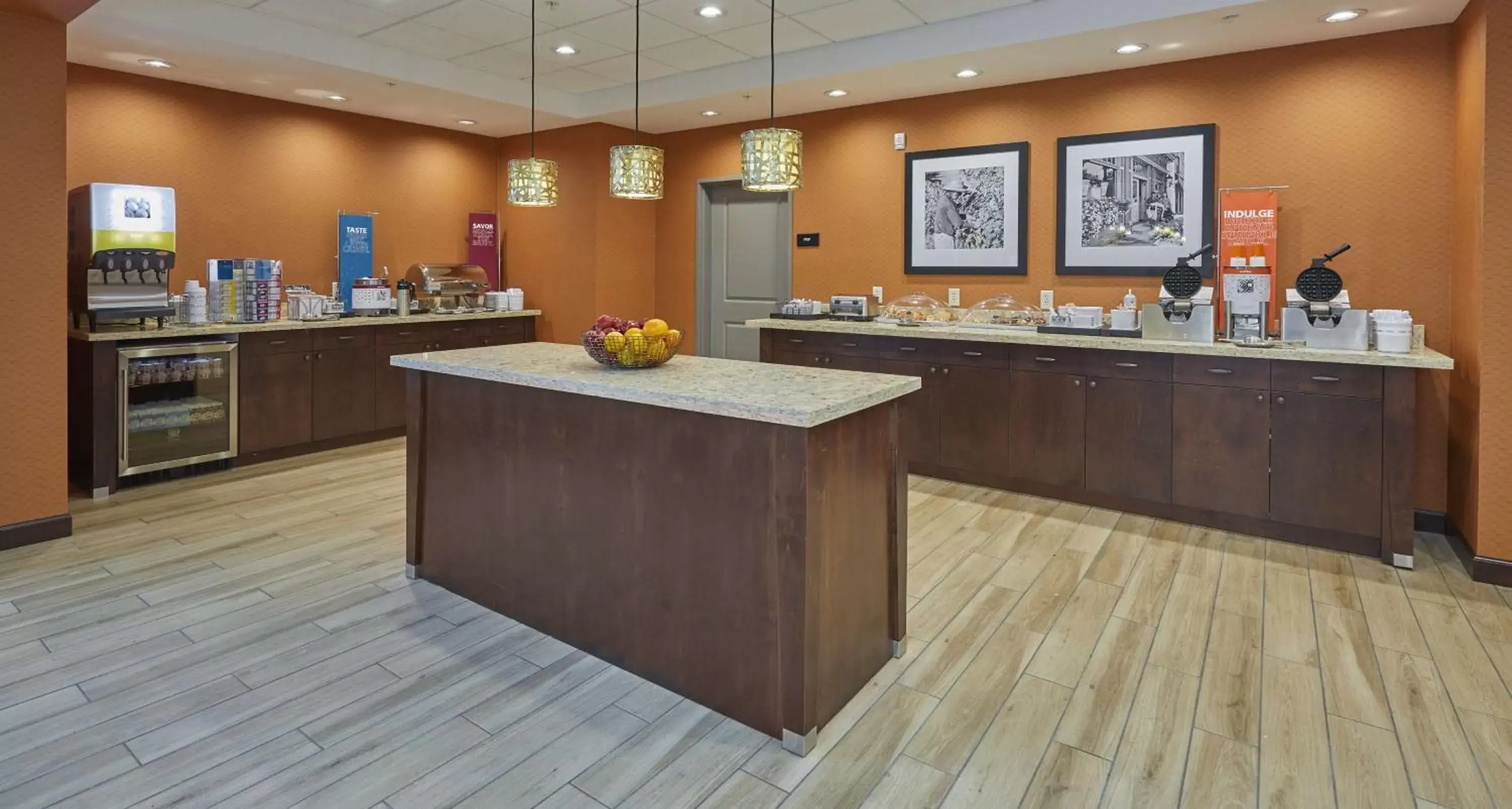 Coffee/tea facilities, Kitchen/Kitchenette in Hampton Inn & Suites Roseburg