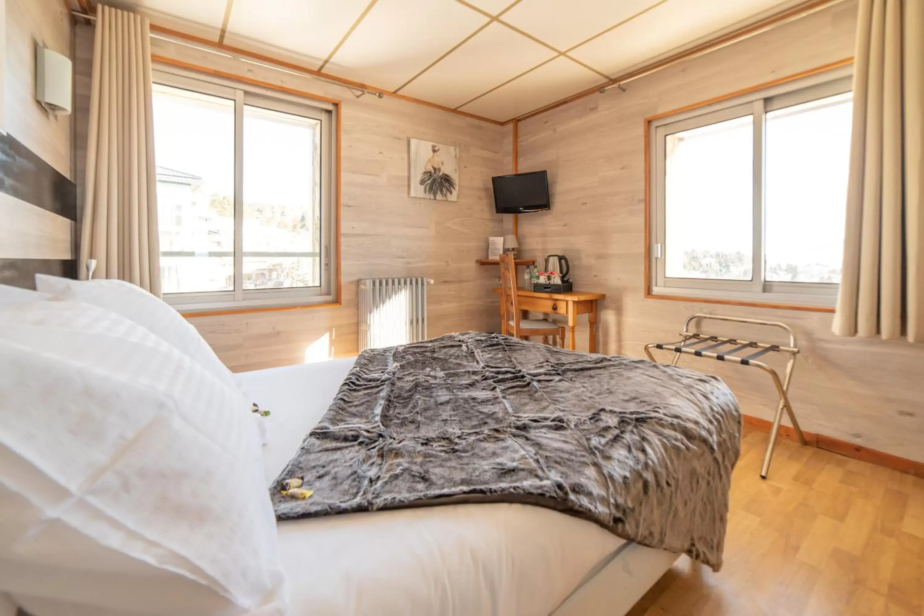 Bedroom, Bed in Hotel des Pyrénées