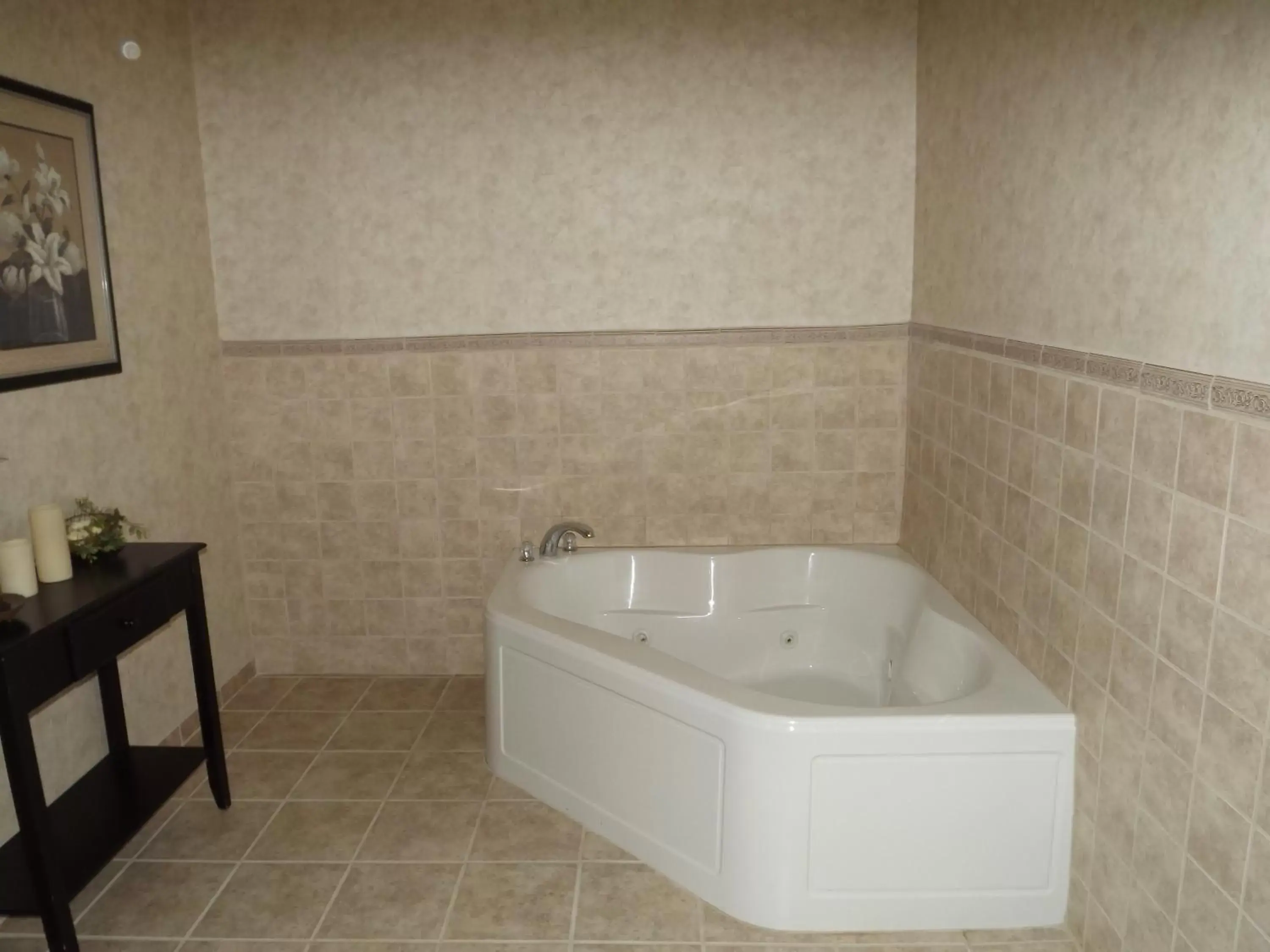 Hot Tub, Bathroom in Howard Johnson by Wyndham Oacoma Hotel & Suites