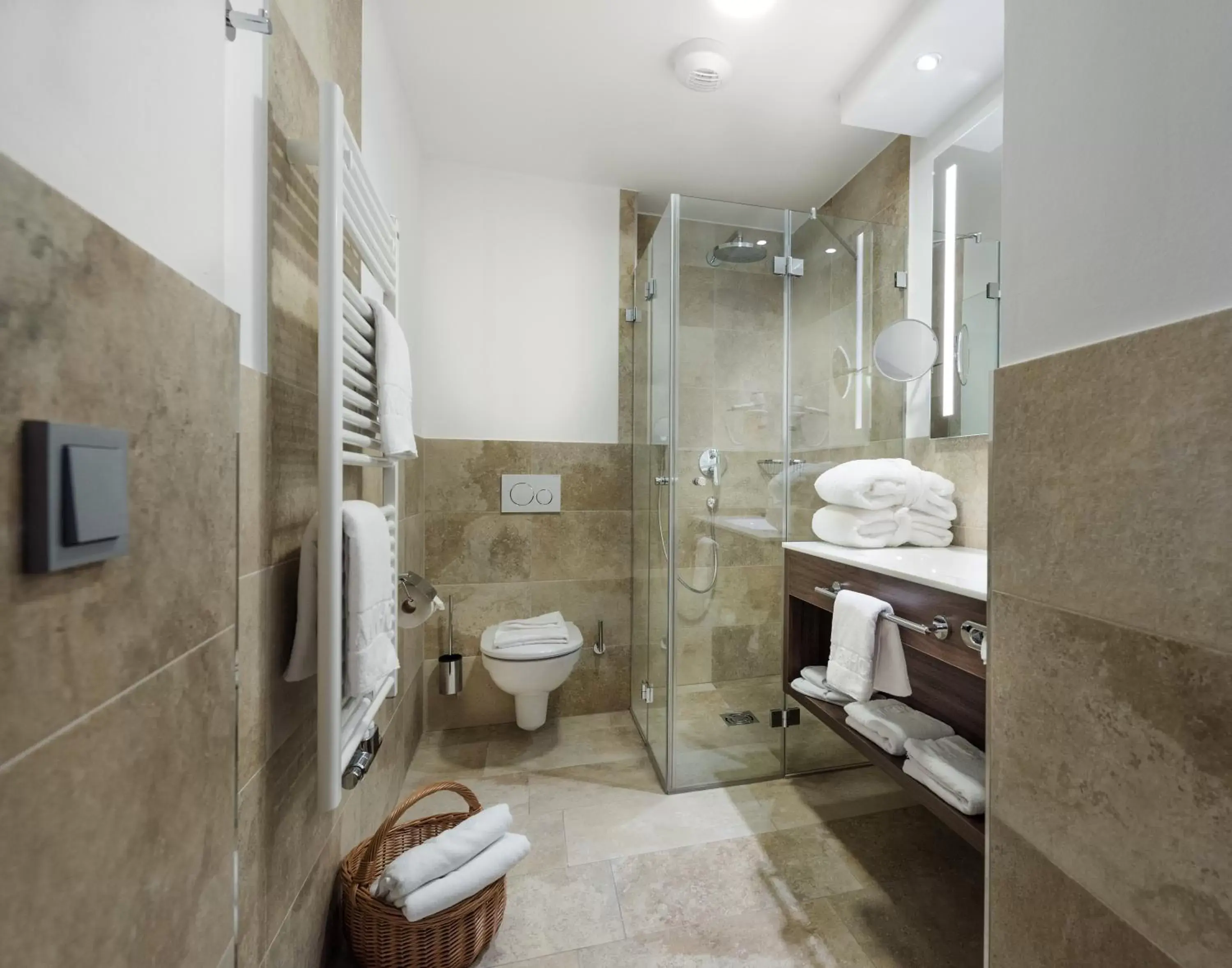 Shower, Bathroom in Hotel Norica - Thermenhotels Gastein mit dem Bademantel direkt in die Therme