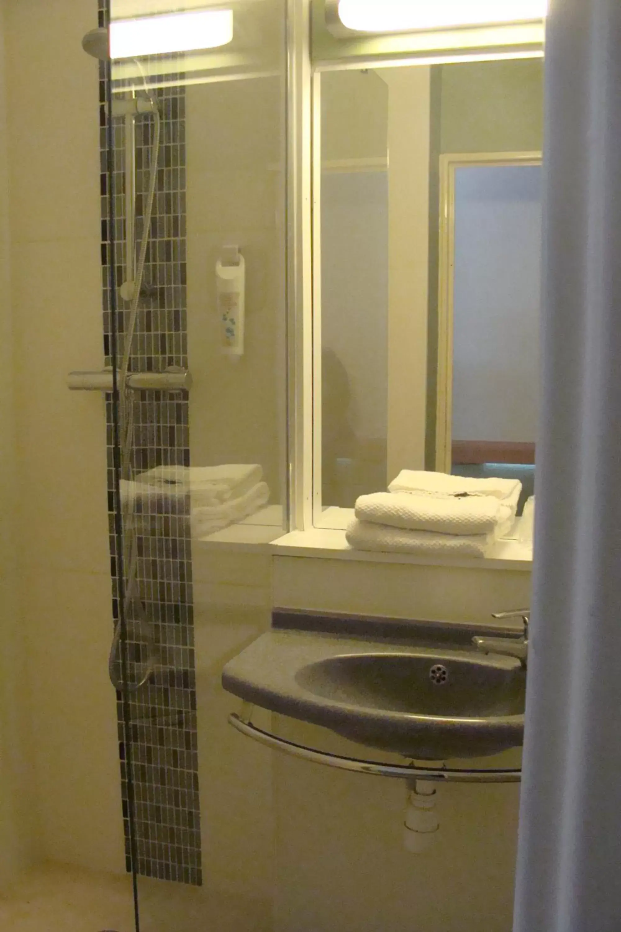 Bathroom in ibis Budget Thiers