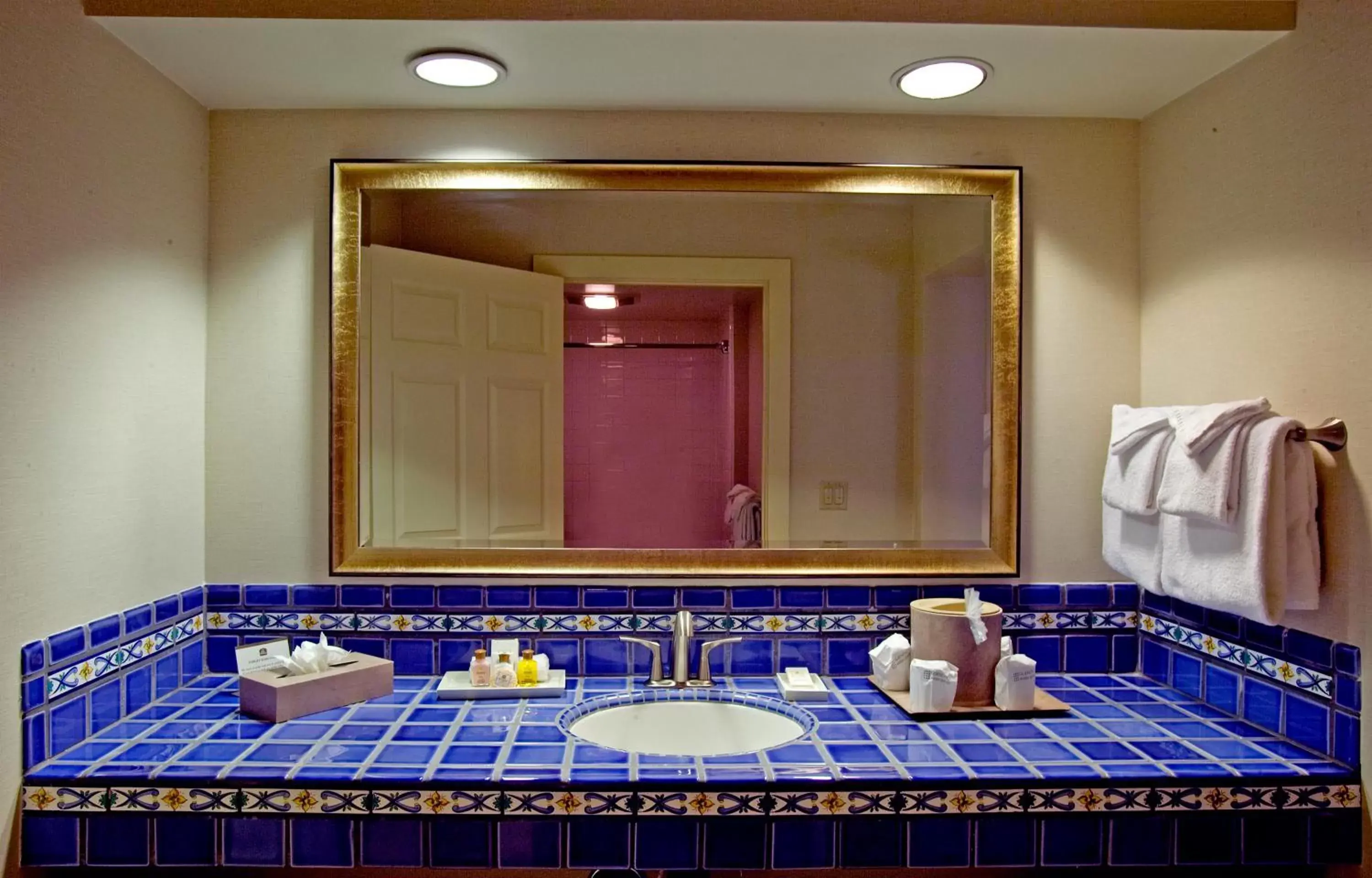 Bathroom in Best Western PLUS Island Palms Hotel & Marina