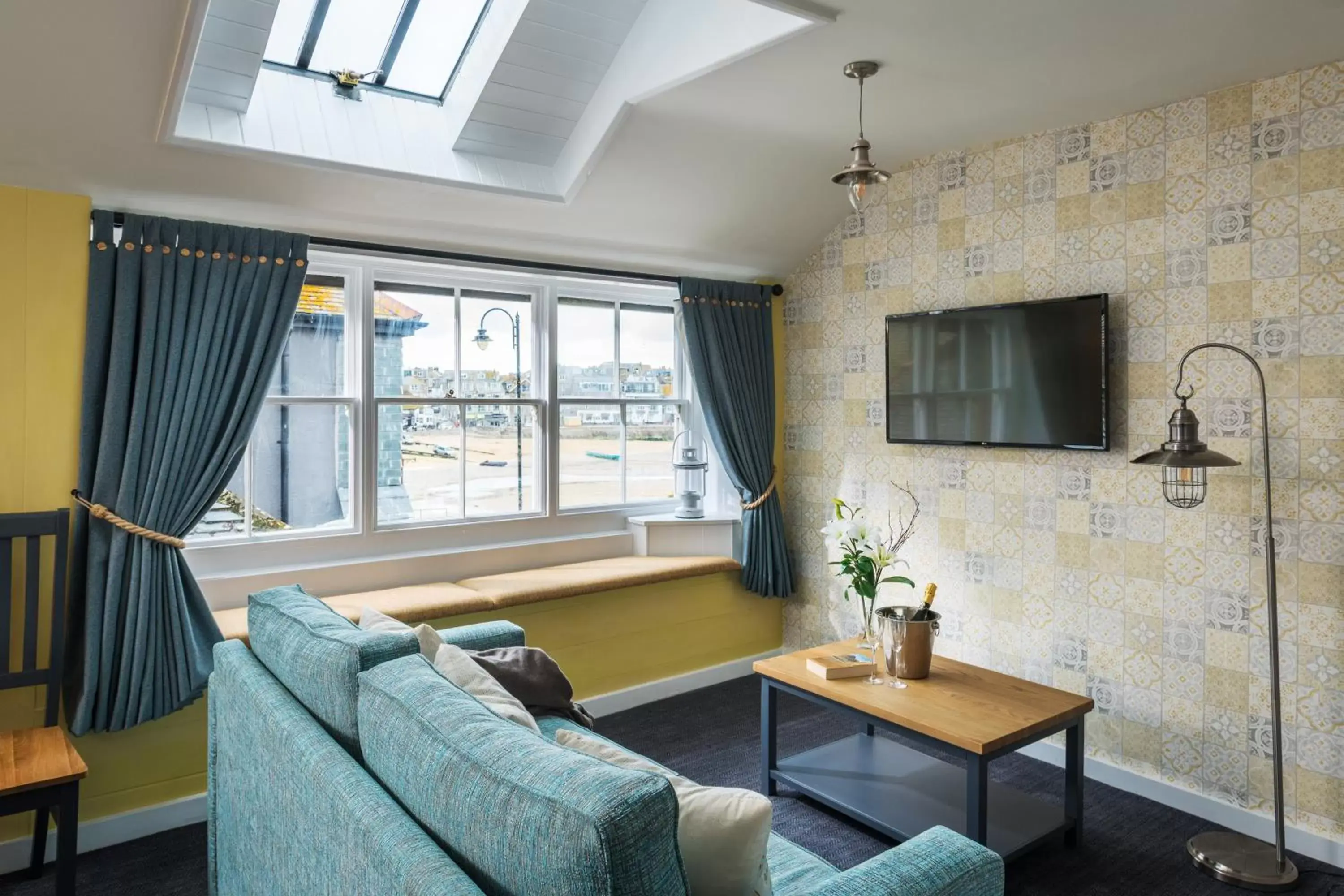 Coffee/tea facilities, Seating Area in Lifeboat Inn