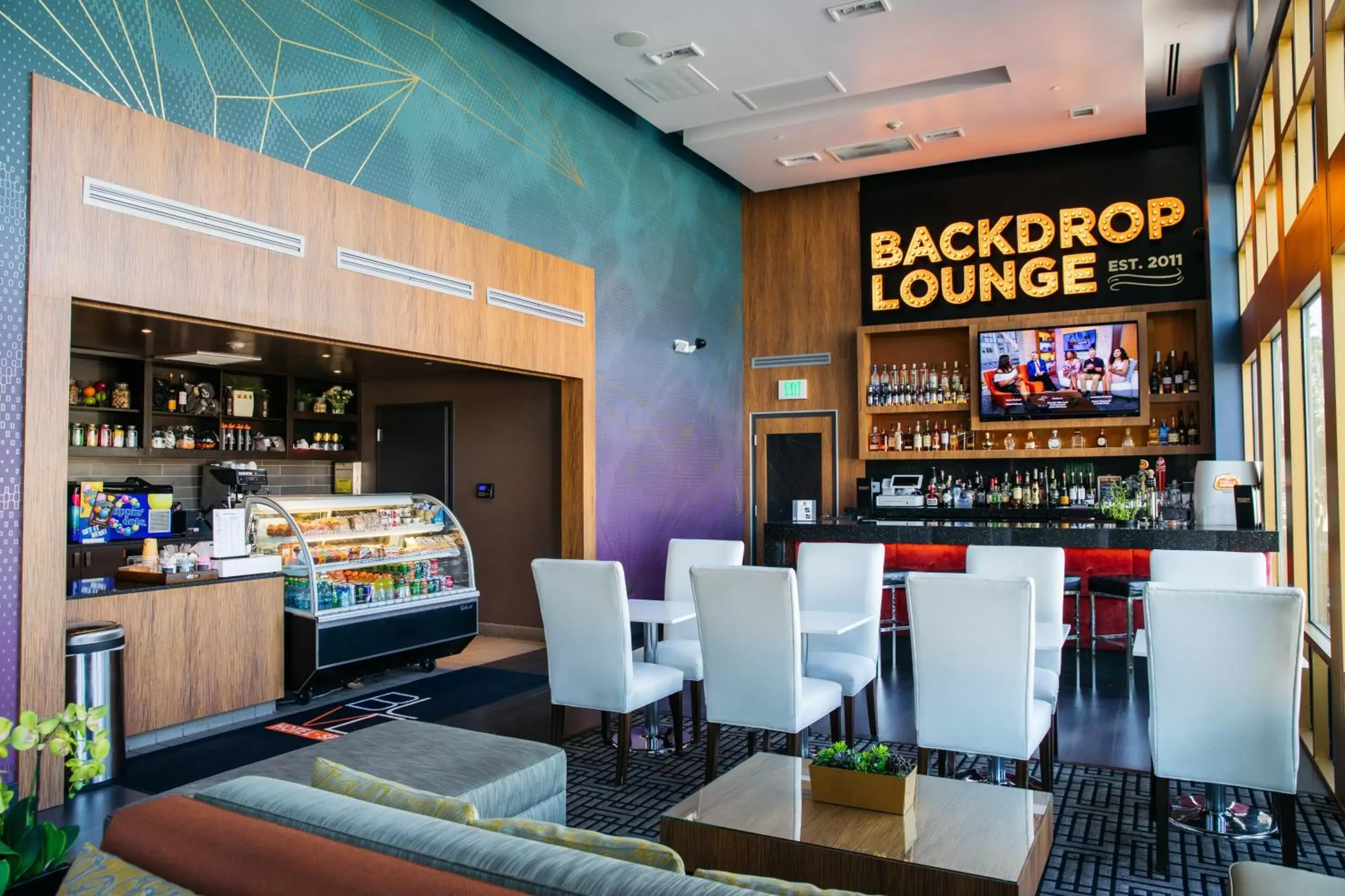 Lounge or bar, Restaurant/Places to Eat in BLVD Hotel & Studios- Walking Distance to Universal Studios Hollywood