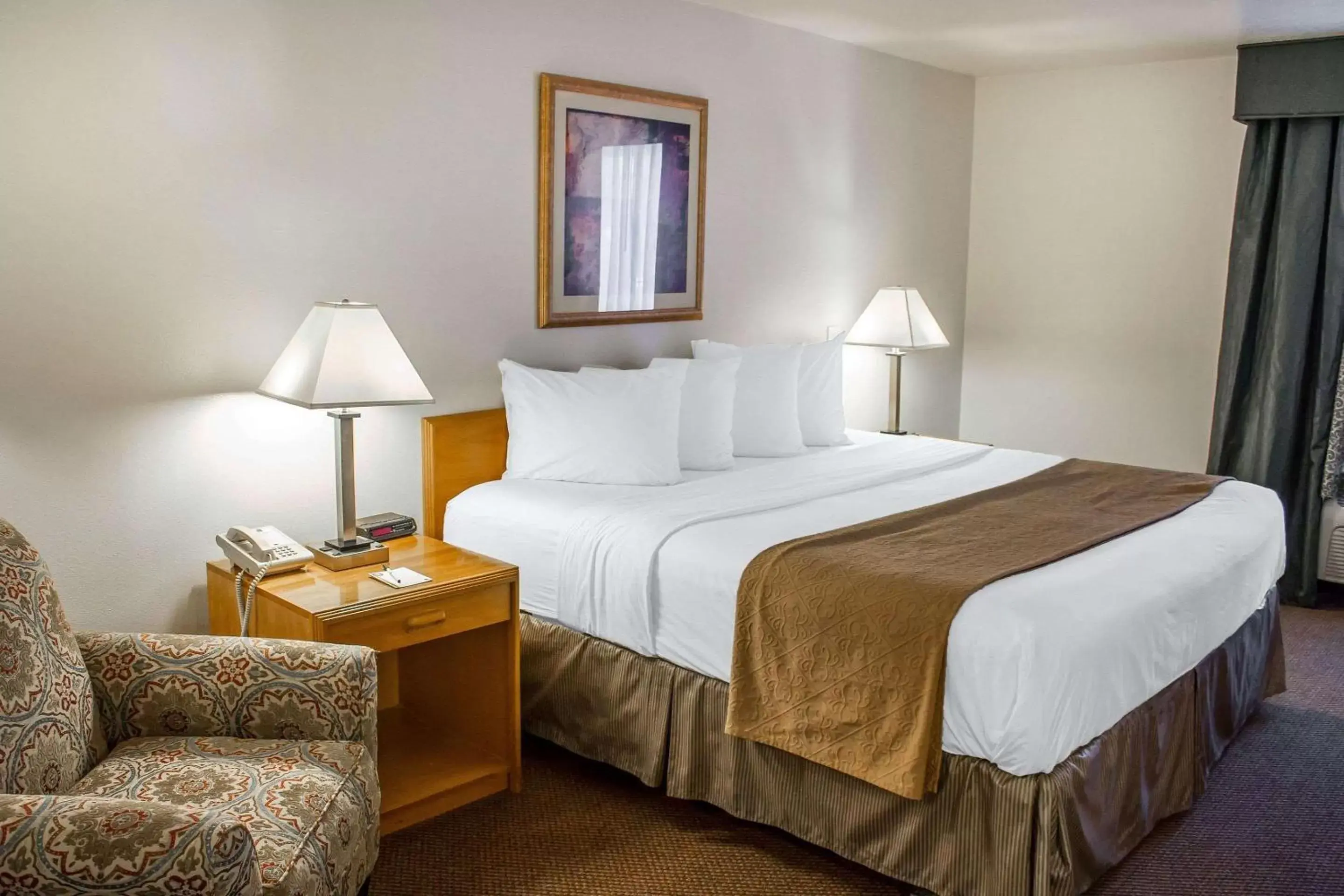 Photo of the whole room, Bed in Quality Inn & Suites Longview Kelso