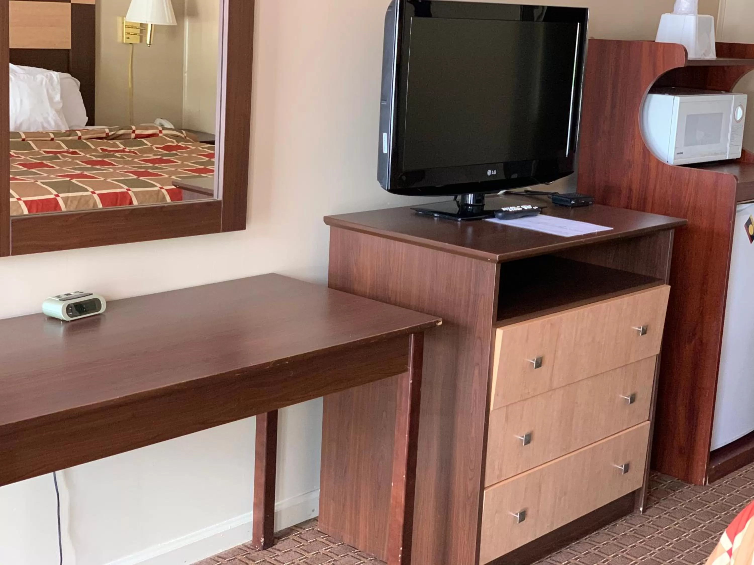 Communal lounge/ TV room, Bed in Travelowes Motel - Maggie Valley