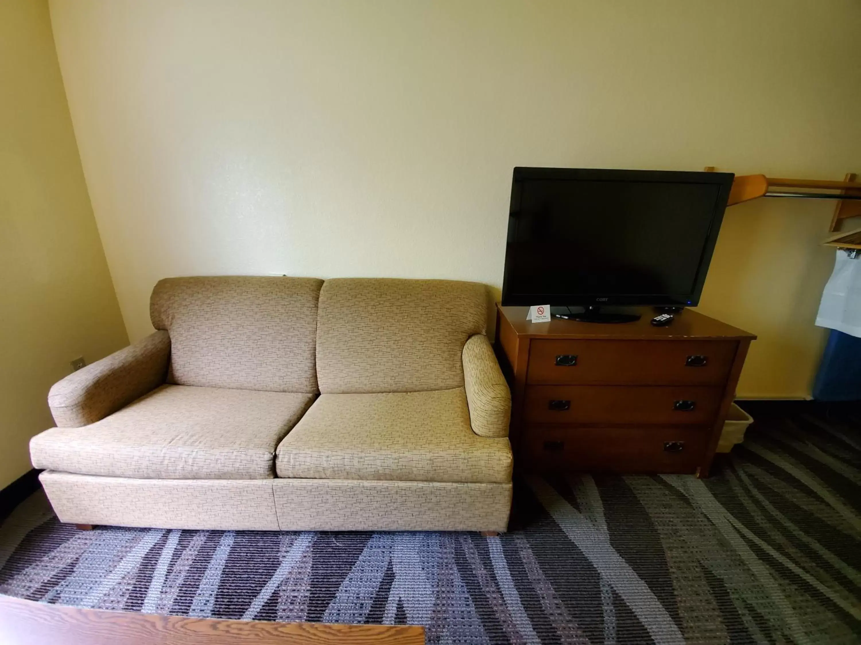 Bed, TV/Entertainment Center in Boarders Inn and Suites by Cobblestone Hotels - Ripon