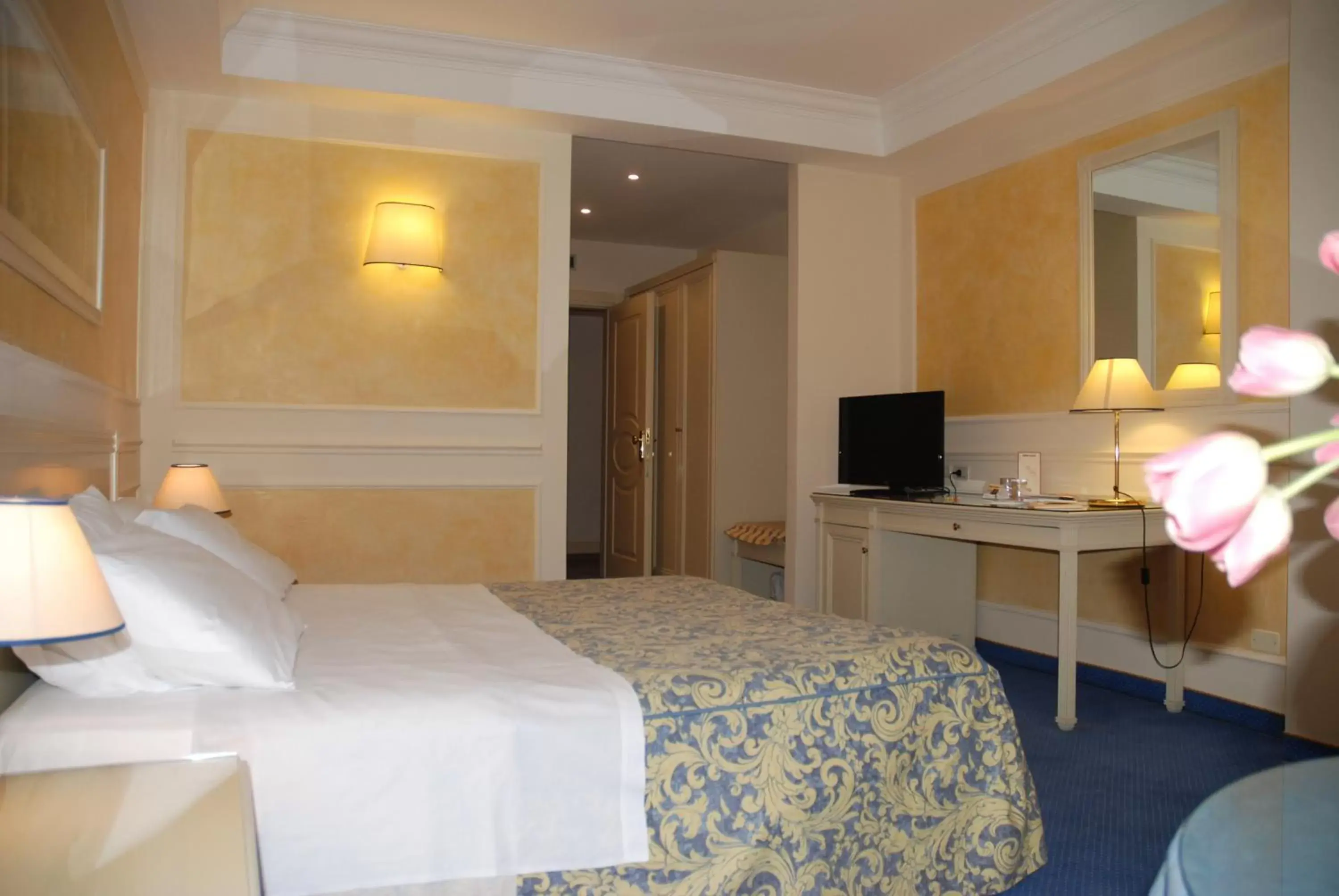 Photo of the whole room, Bed in Hotel Continental Brescia