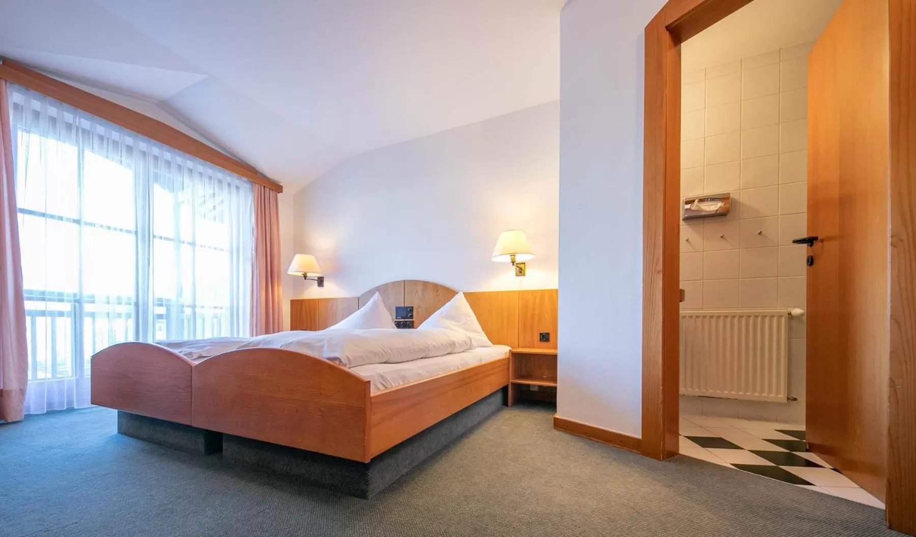 Photo of the whole room, Bed in Hotel Edlingerwirt - Sauna & Golfsimulator inklusive