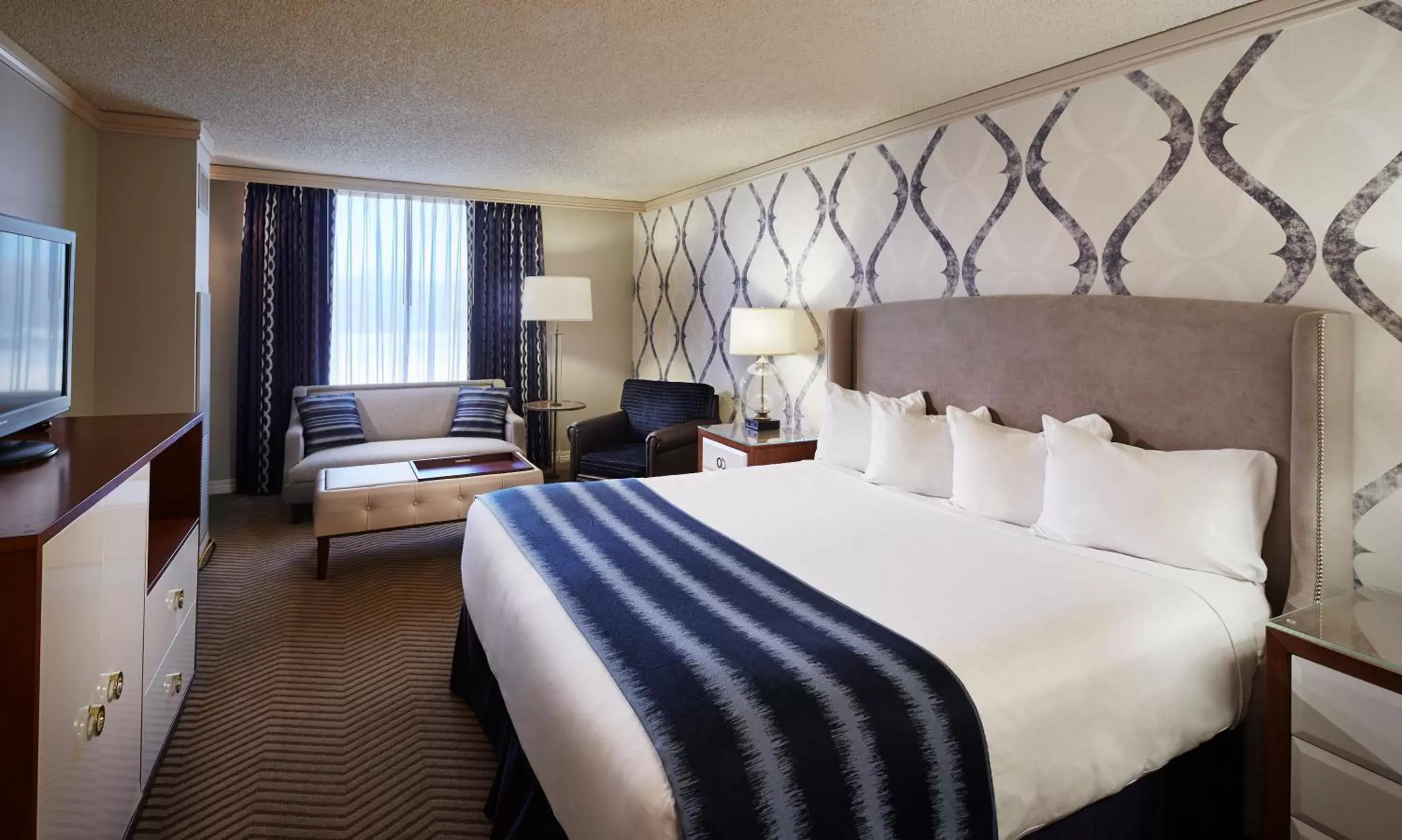 Photo of the whole room, Bed in Harrah's North Kansas City Hotel & Casino