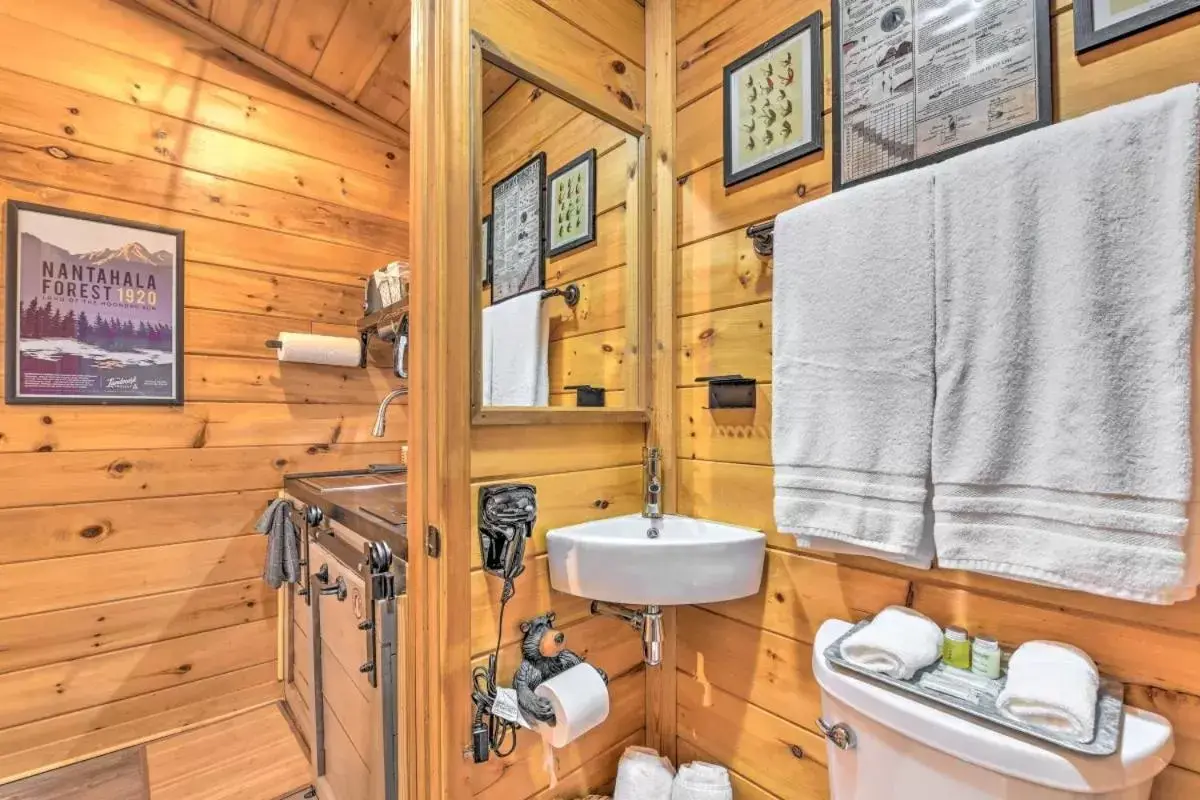 Bathroom in The Lodge Nantahala River