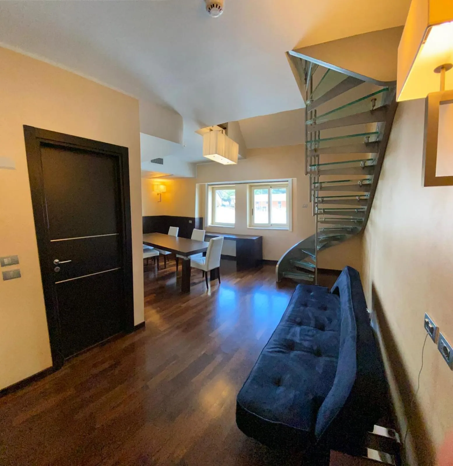 Communal lounge/ TV room in E' Hotel