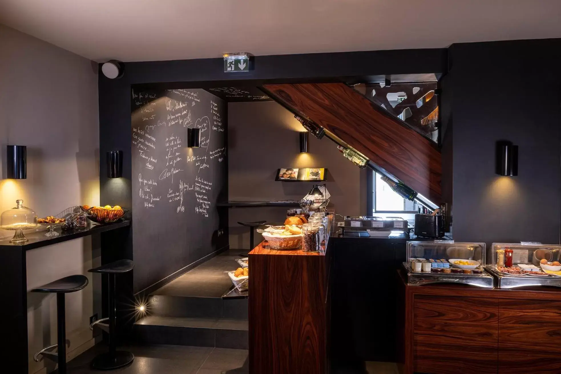 Lounge or bar, Kitchen/Kitchenette in L'Hôtel