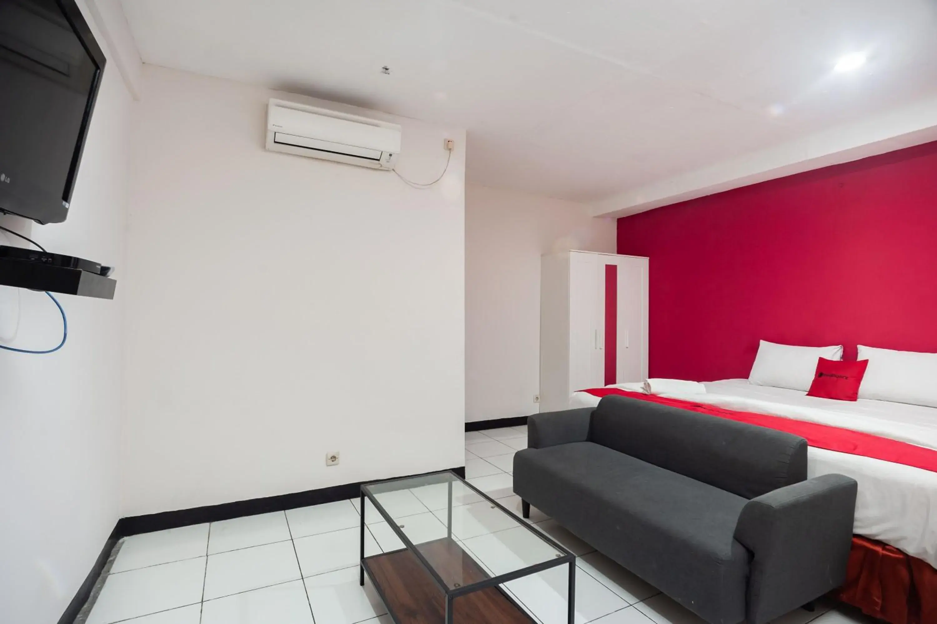 Bedroom in RedDoorz Plus near Mall Kelapa Gading