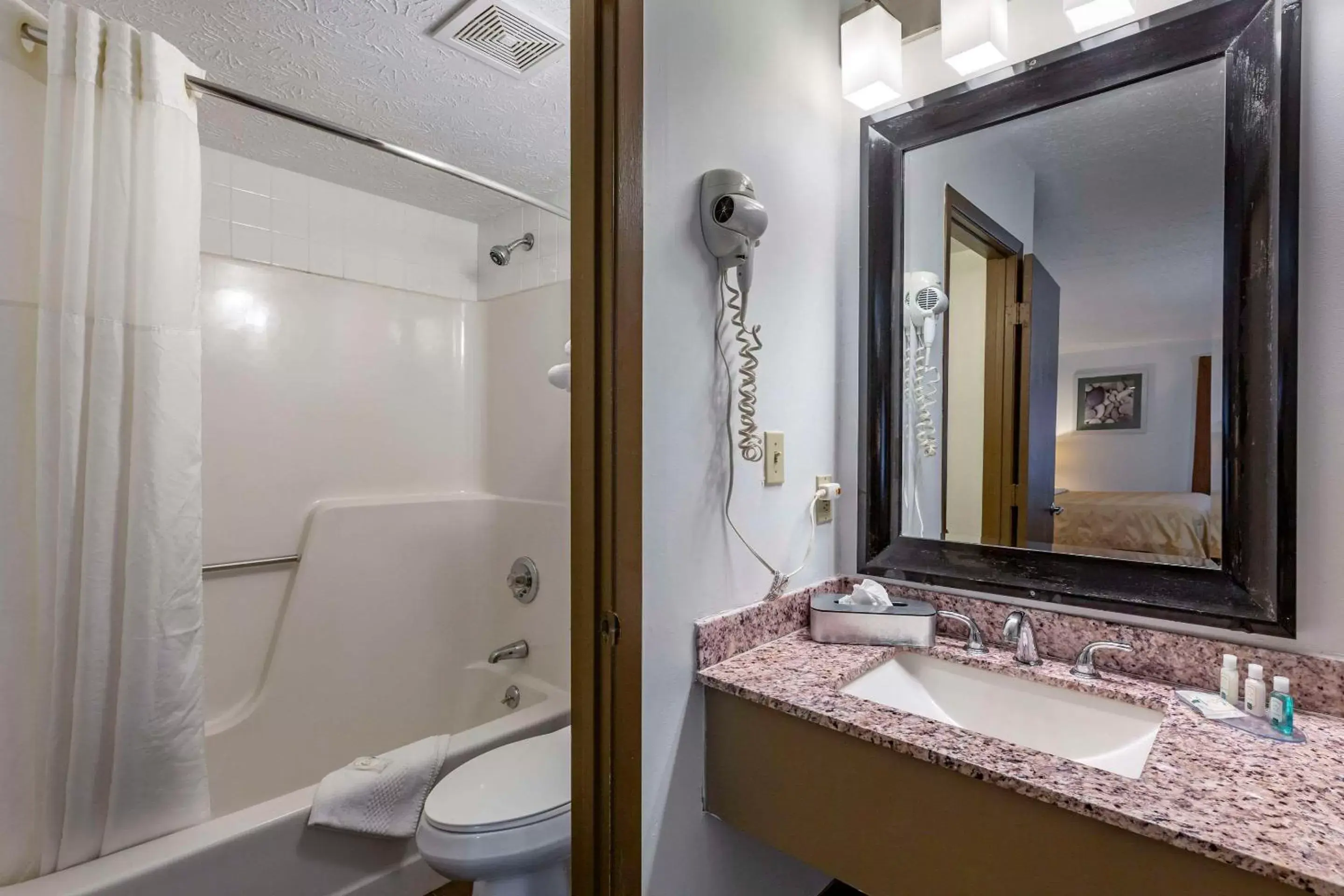 Bedroom, Bathroom in Quality Inn Austintown-Youngstown West