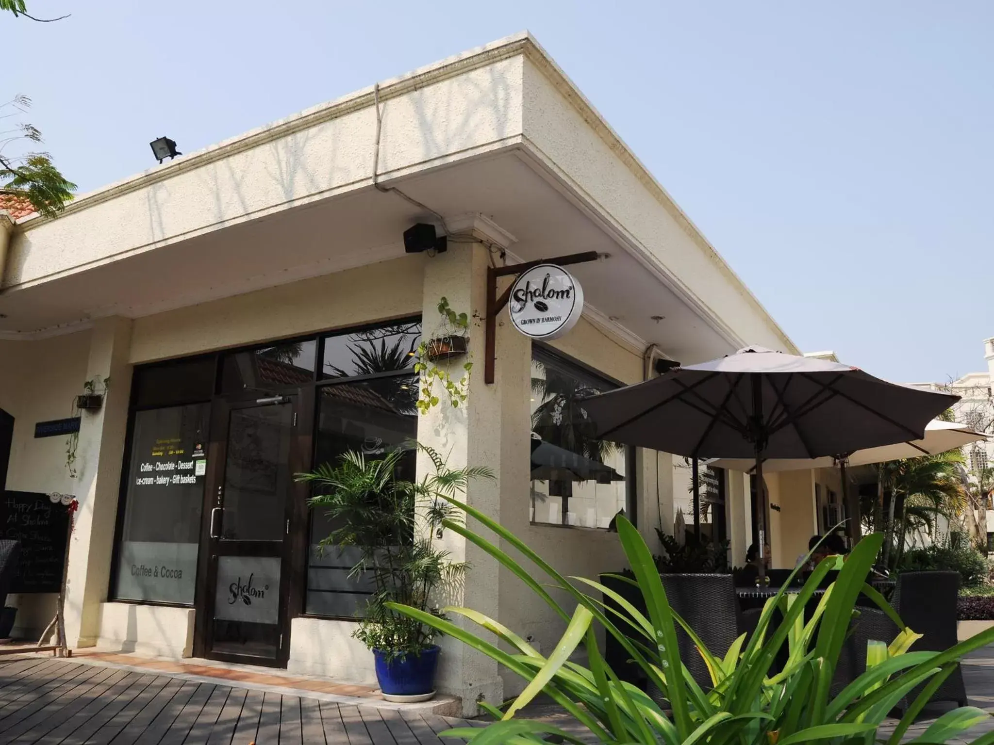 Restaurant/places to eat in Riverside Serviced Apartments Restaurant/places to eat in Riverside Serviced Apartments