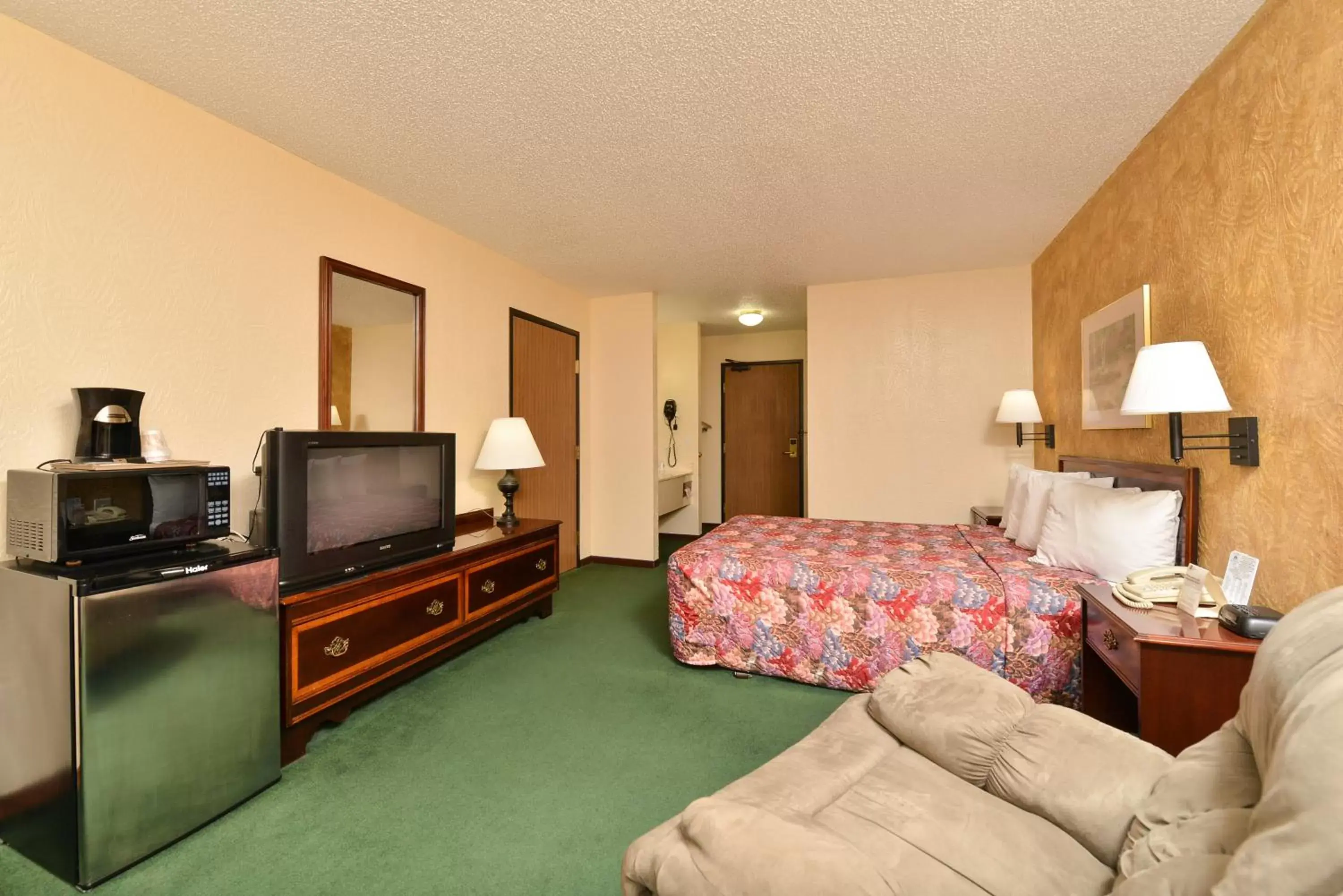 Bedroom, TV/Entertainment Center in Days Inn by Wyndham Ozark Springfield