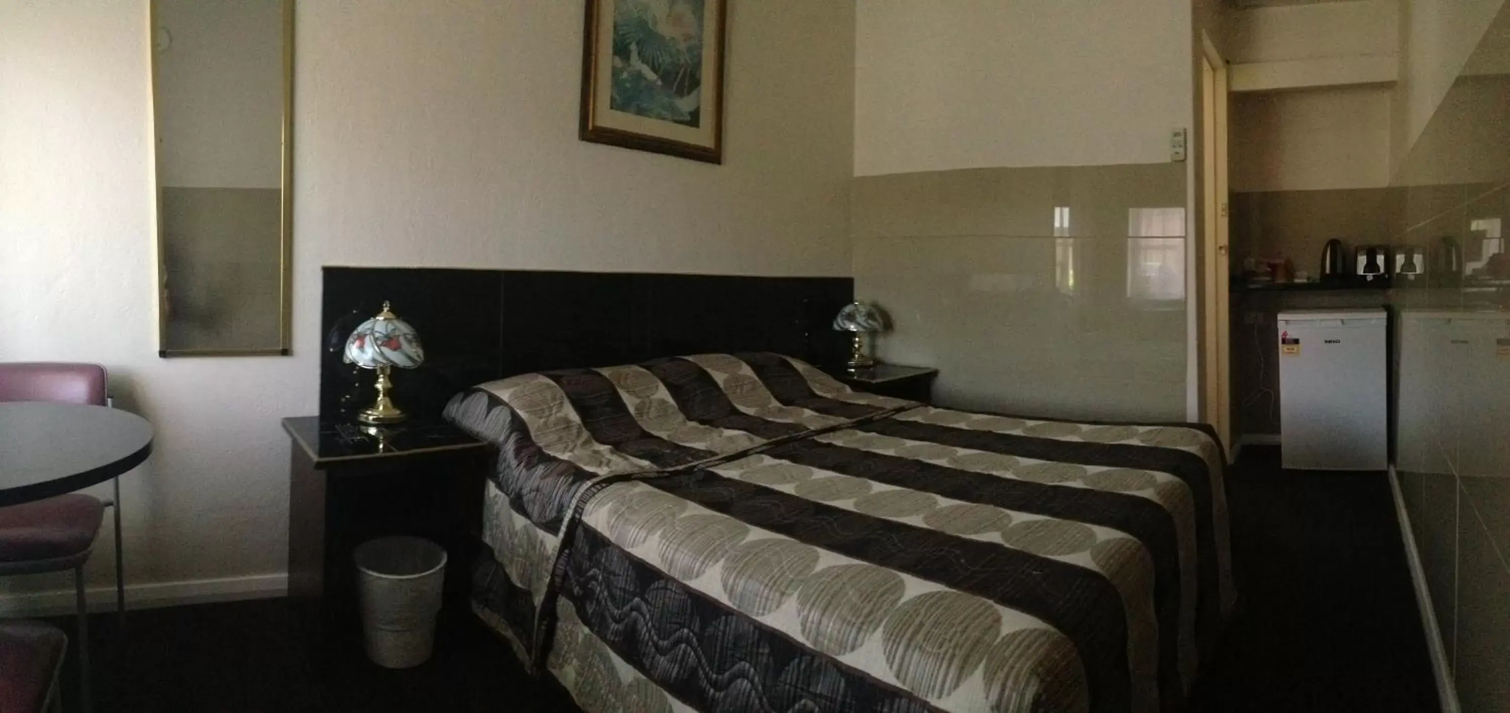 Bedroom, Bed in Avalon Motel