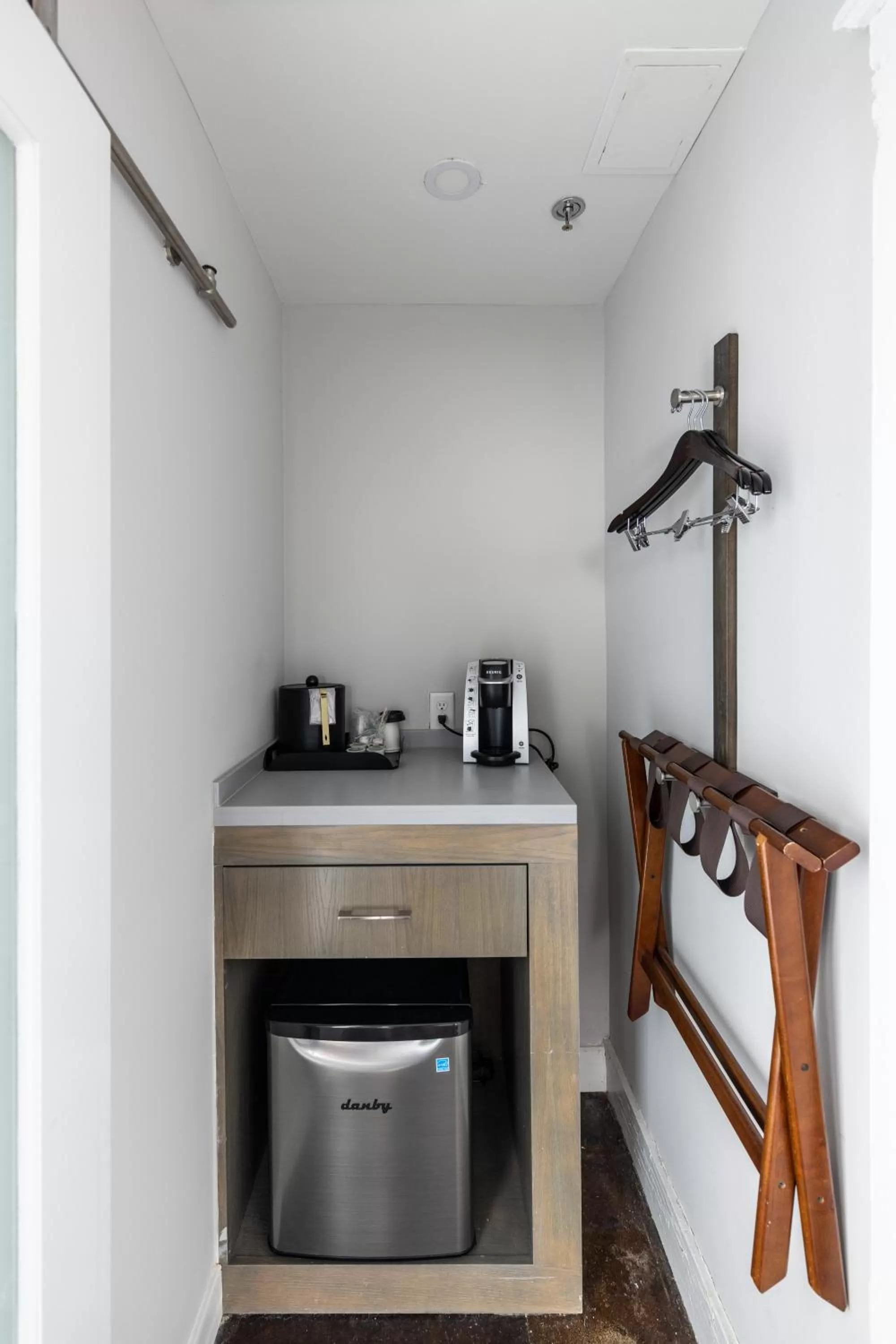 Coffee/tea facilities in The Blackburn Inn and Conference Center