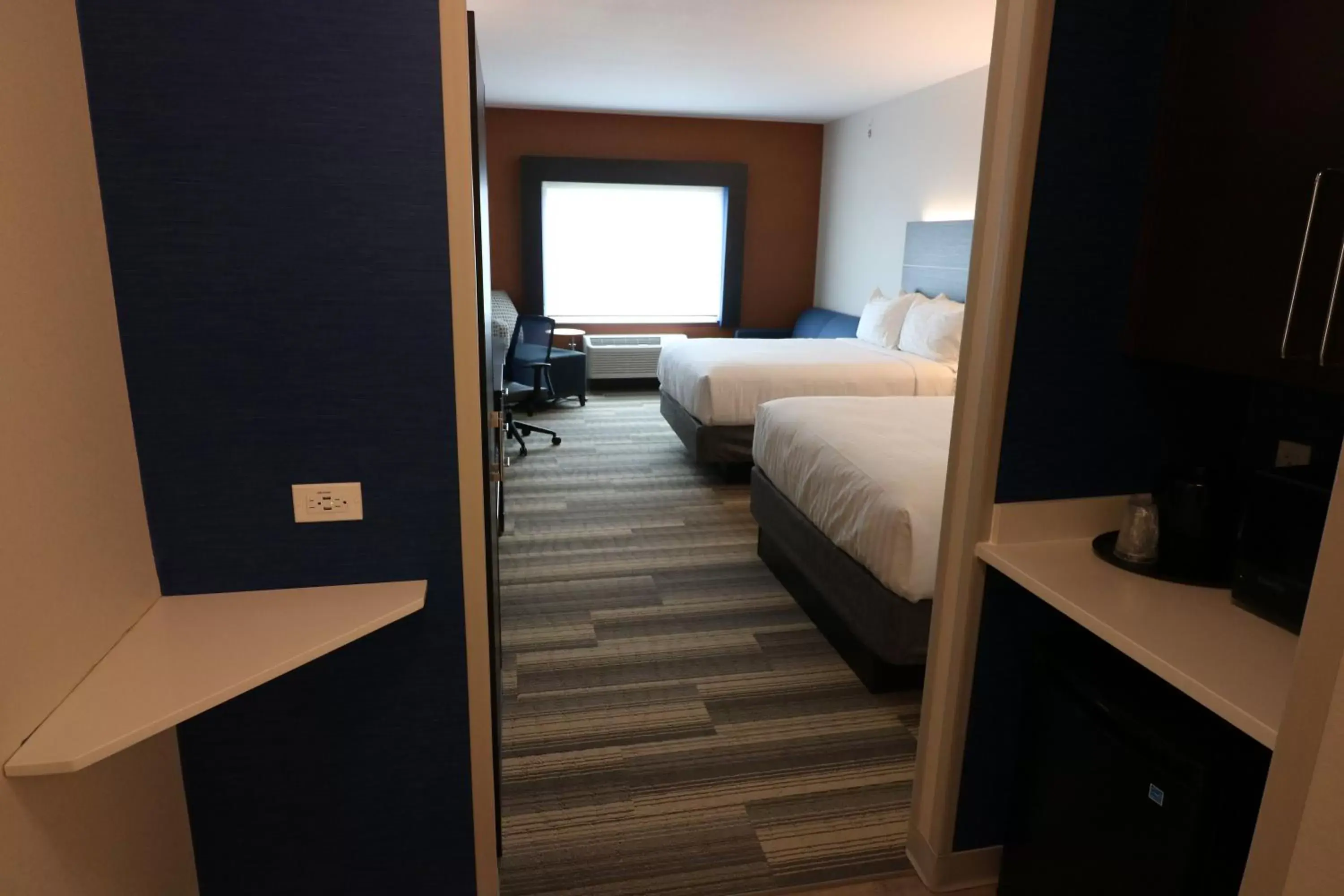 Bedroom, Bed in Holiday Inn Express & Suites - Coffeyville, an IHG Hotel