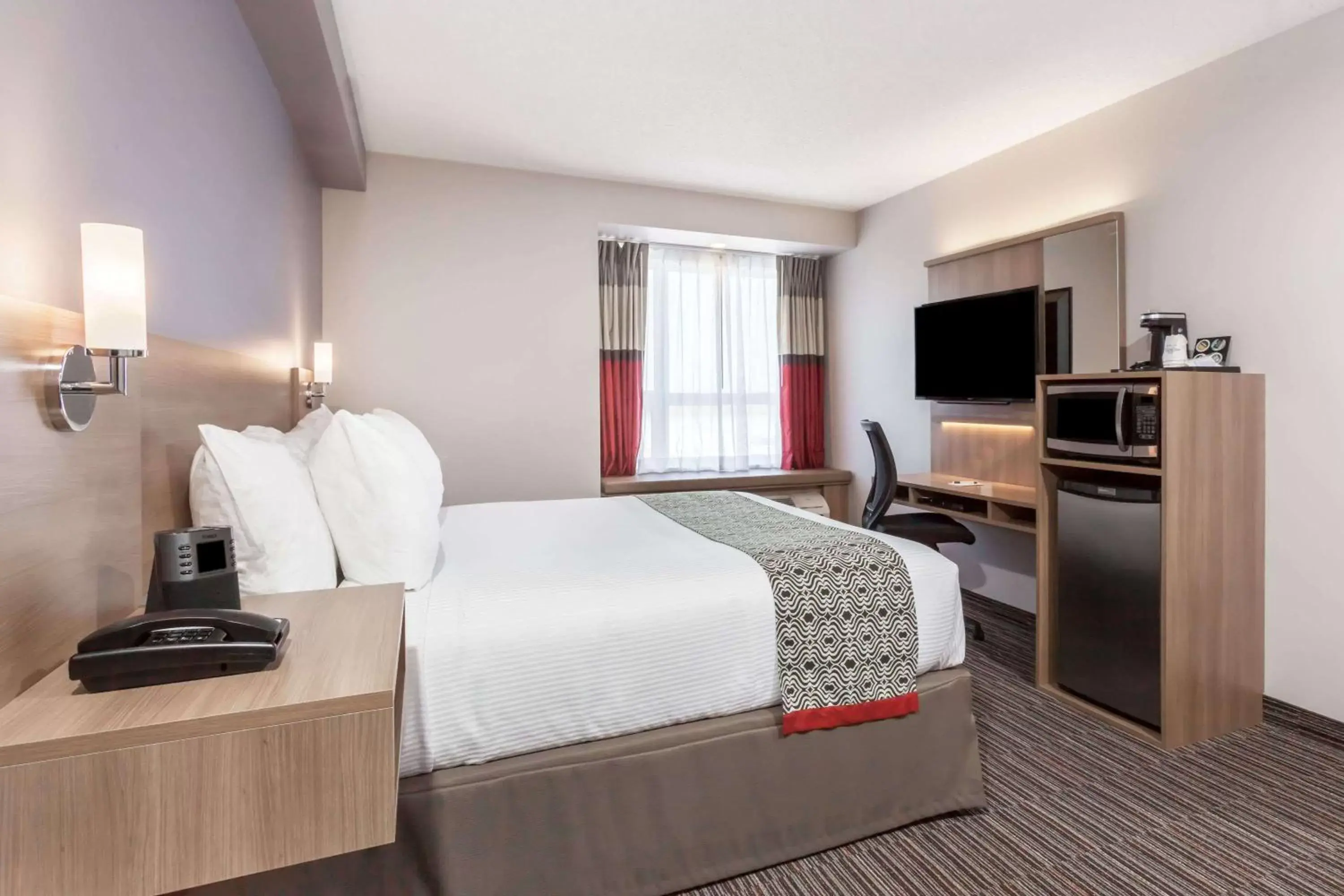 Queen Room with Roll-In Shower - Mobility Accessible/Non-Smoking in Microtel Casselman