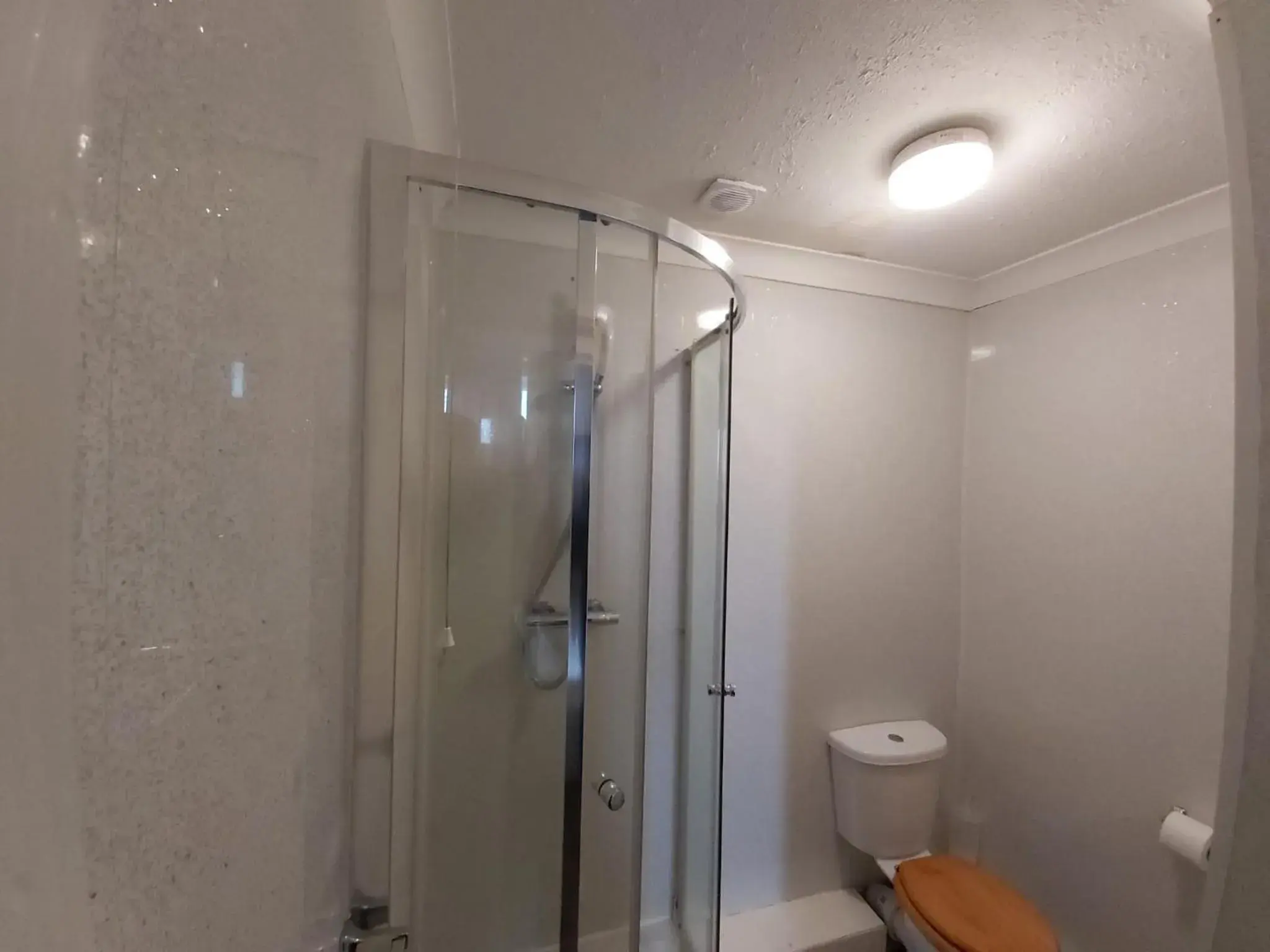 Shower, Bathroom in Channel View Hotel
