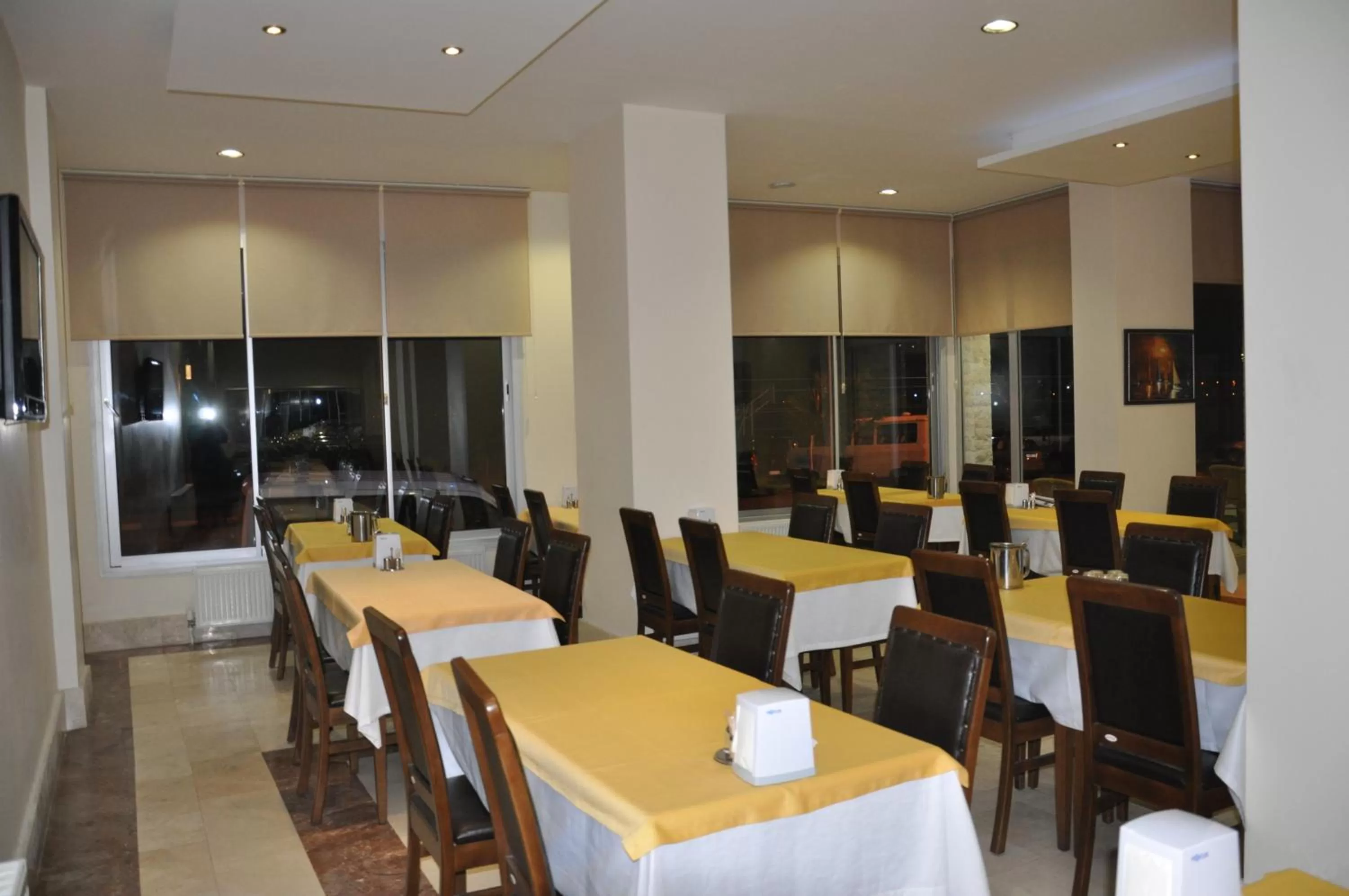 Restaurant/places to eat in Perla Hotel