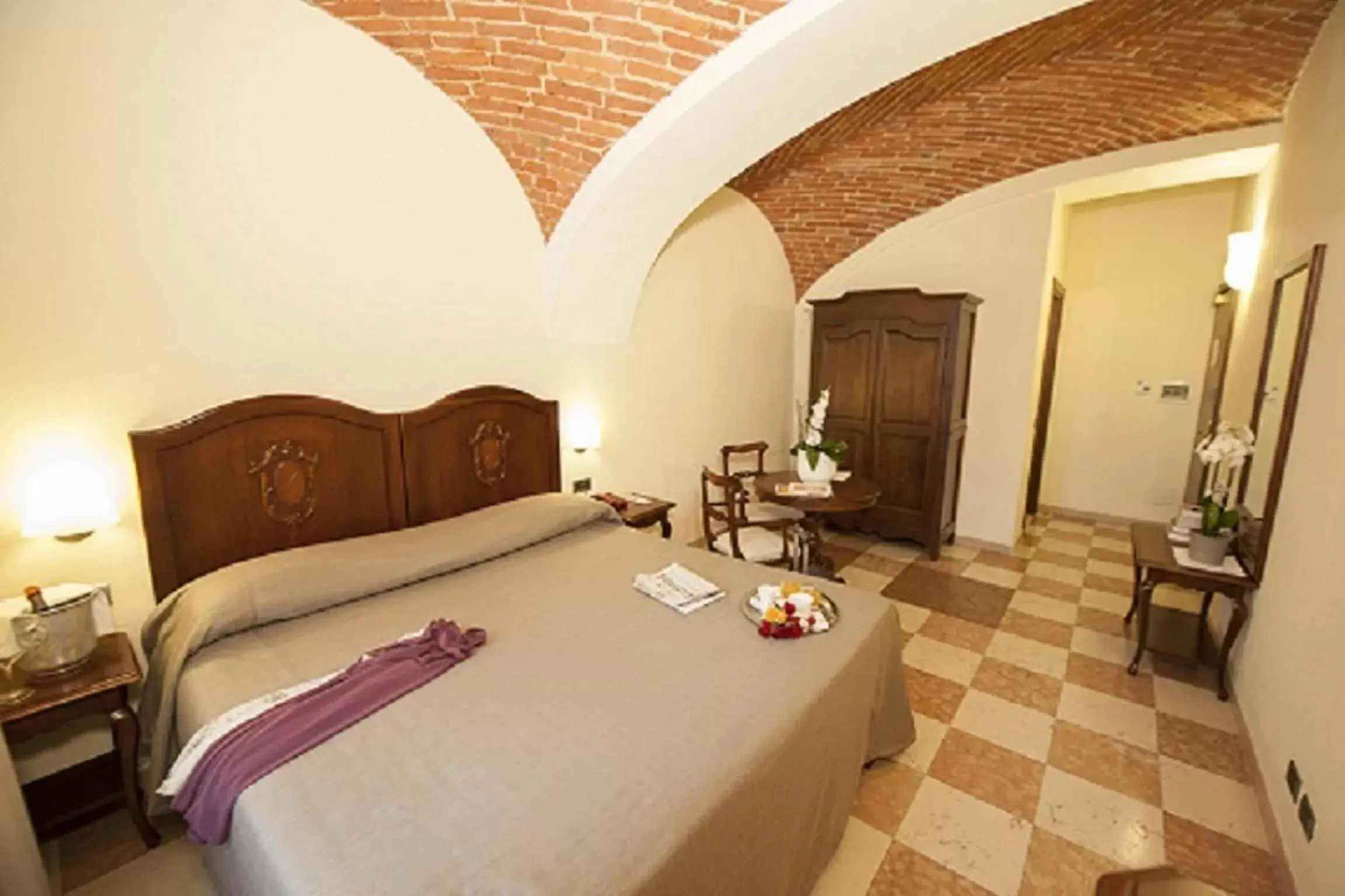 Photo of the whole room, Bed in Albergo La Corte Albertina