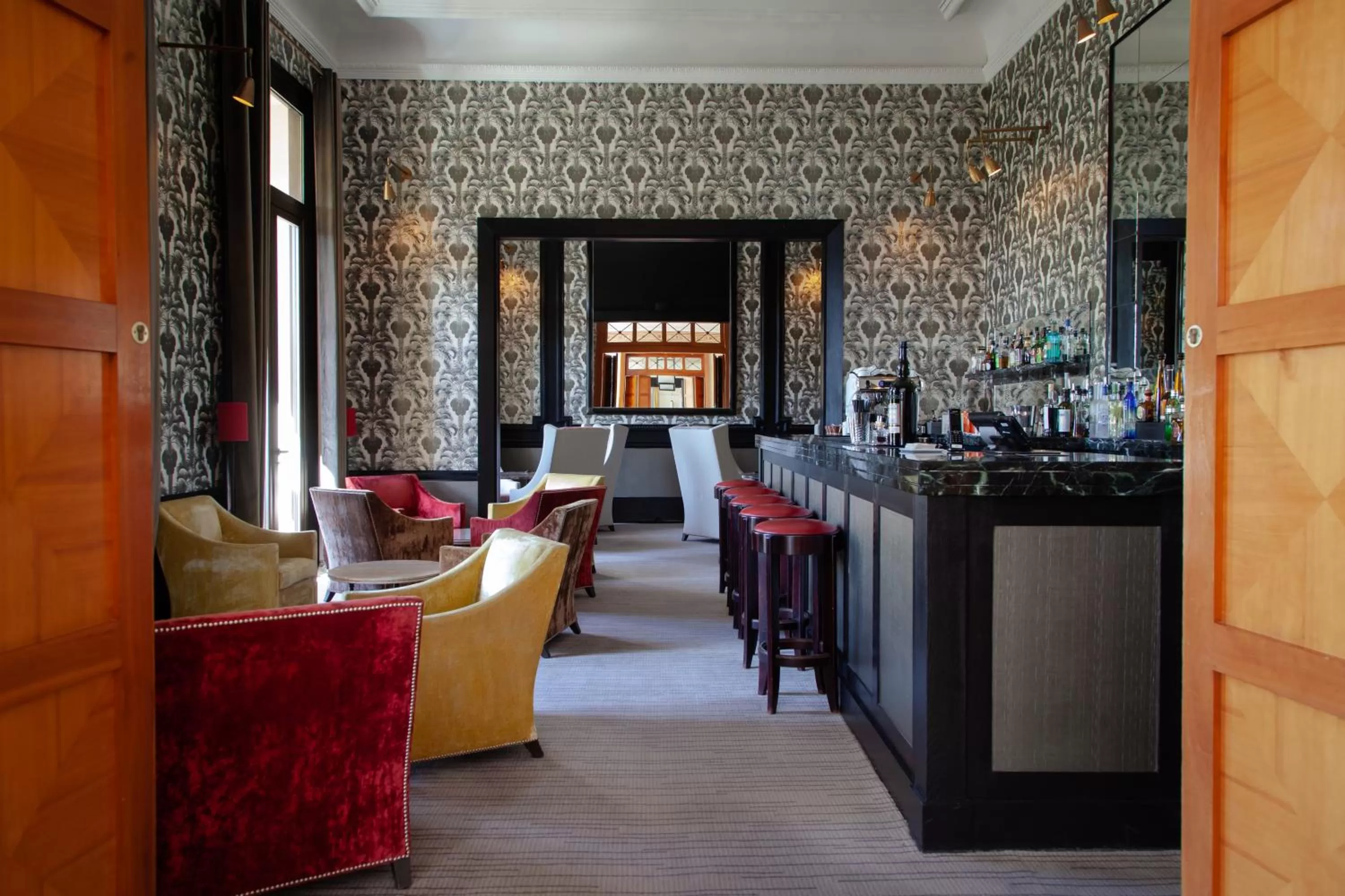 Lounge or bar in Hotel Royal-Riviera