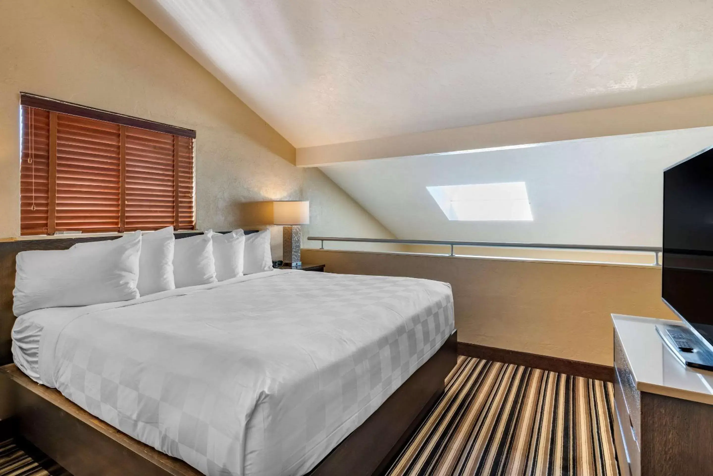 Photo of the whole room, Bed in Lincoln Sands Oceanfront Resort, Ascend Hotel Collection