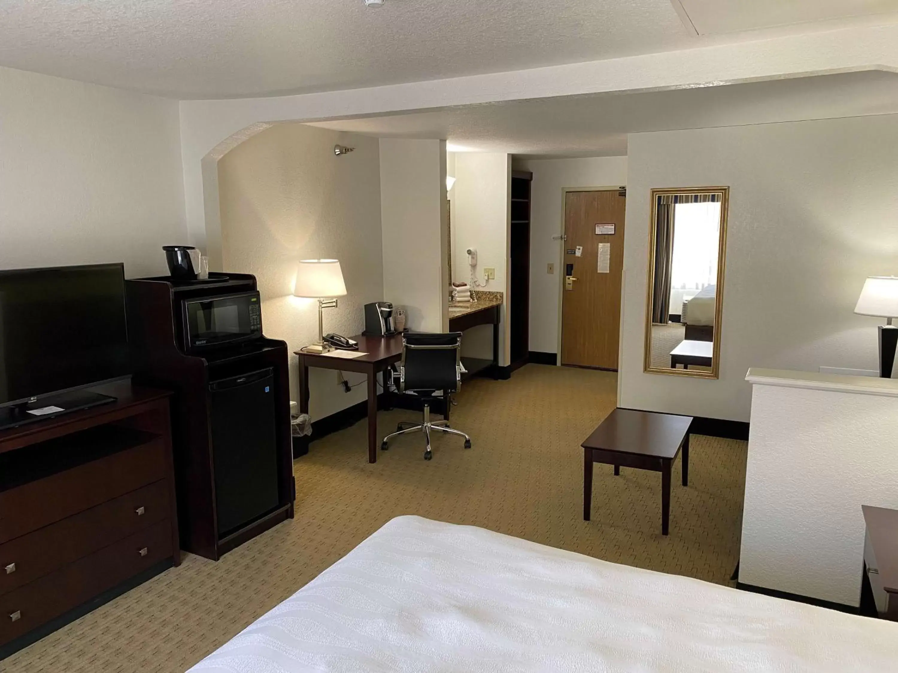 Bed, TV/Entertainment Center in Best Western Celina